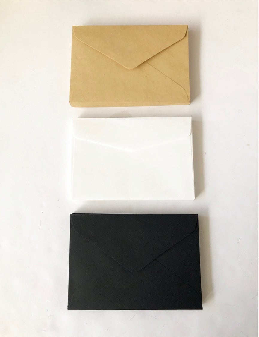 Buste di carta formato A6: buste bianche, buste in carta kraft, buste nere, buste avorio adatte a modelli di inviti di nozze in formato A6.