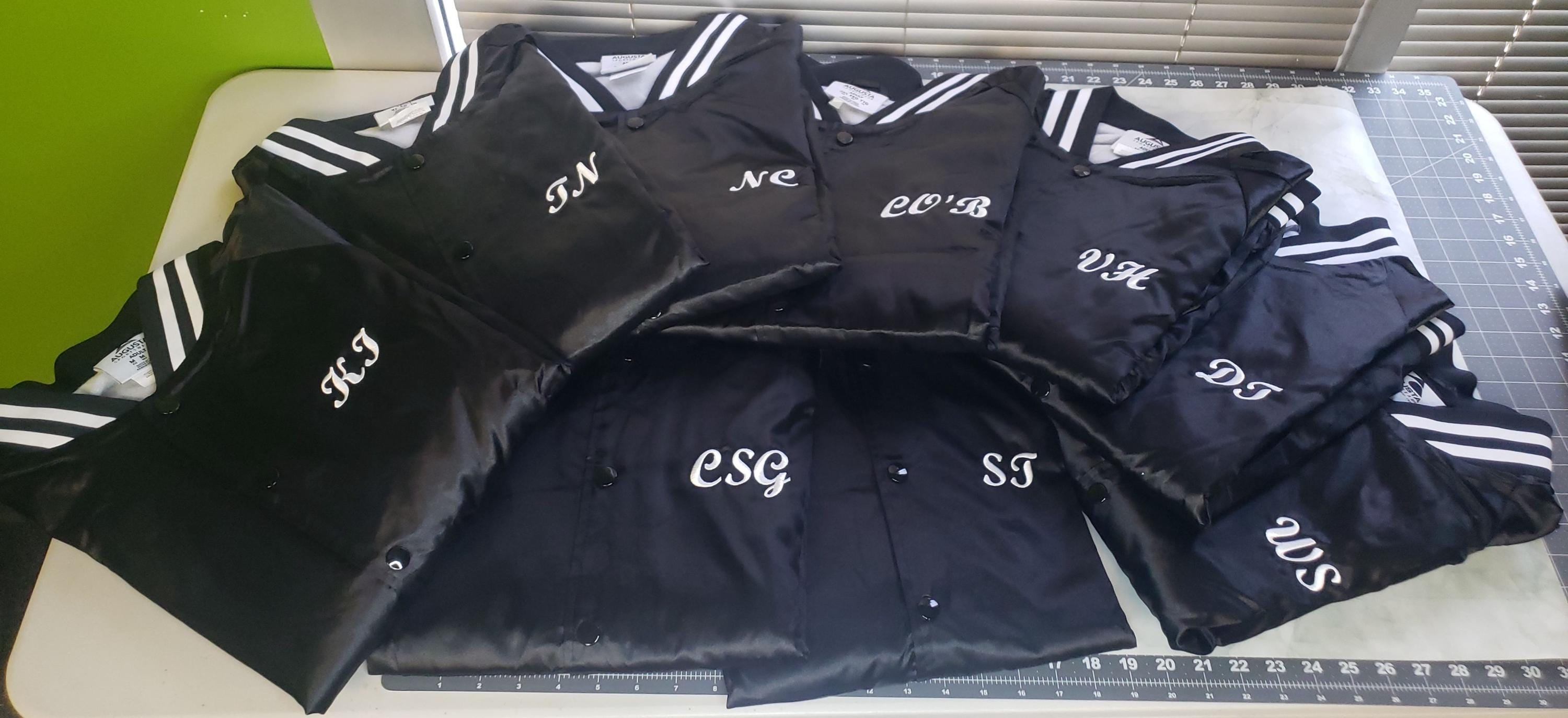 "Giacca da baseball in raso personalizzata, bomber personalizzato con scritta \"Varsity Letterman\", giacca leggera alla moda ricamata per uomo e donna"