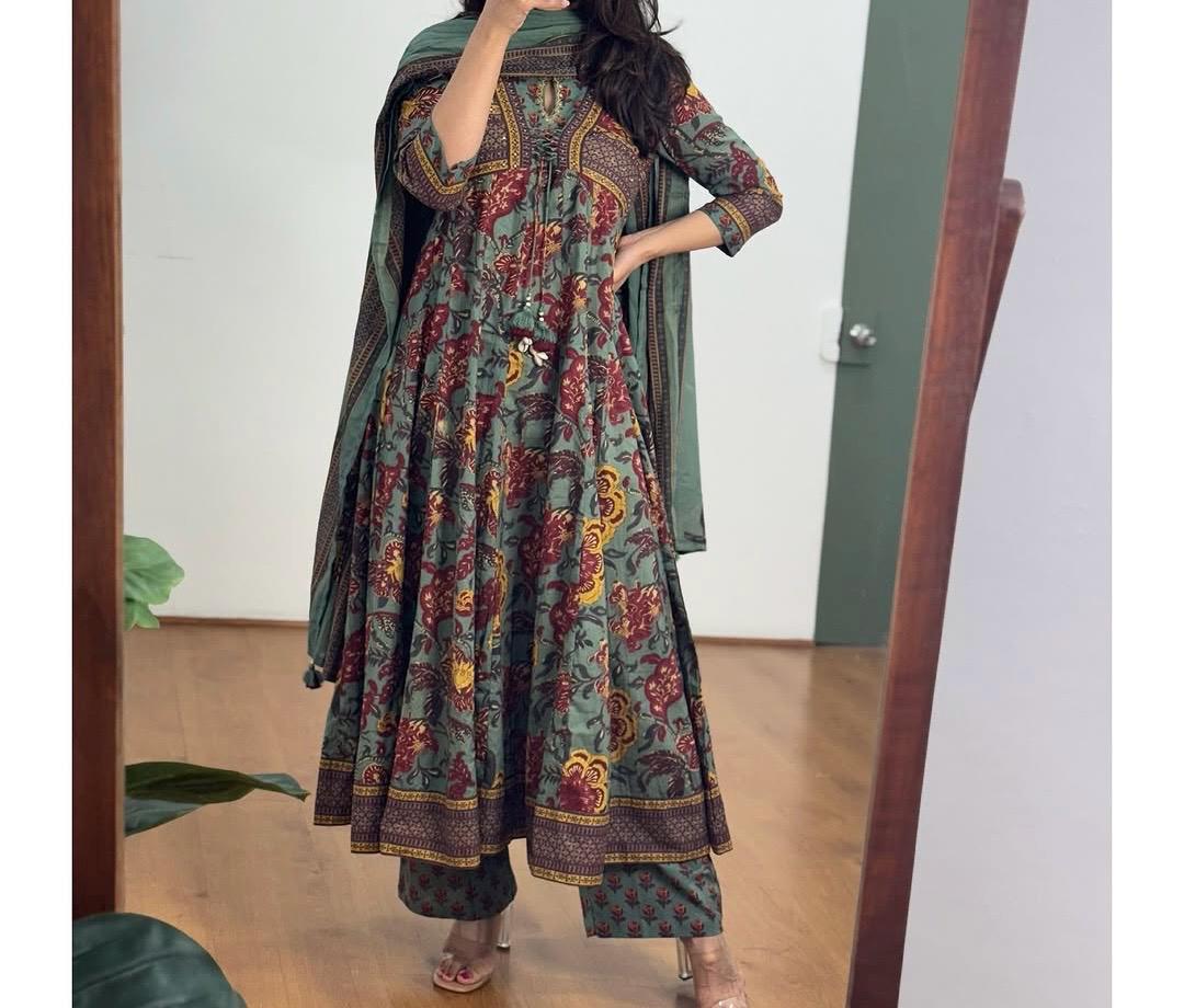 Bellissimo set di Kurti Anarkali in cotone con pantaloni e dupatta, set Kurti e Dupatta, abito Kurti da sposa, Kurti estivo, set Kurti 3 pezzi, comple