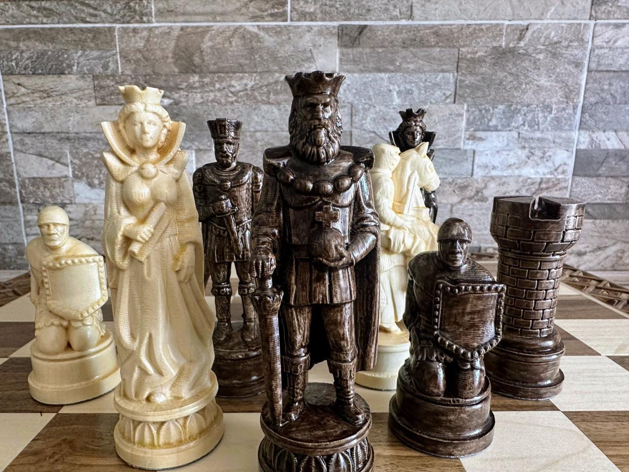 Pezzi degli scacchi medievali a tema, pezzi degli scacchi intagliati in legno con scatola, set di scacchi con pesi, pezzi degli scacchi originali inta