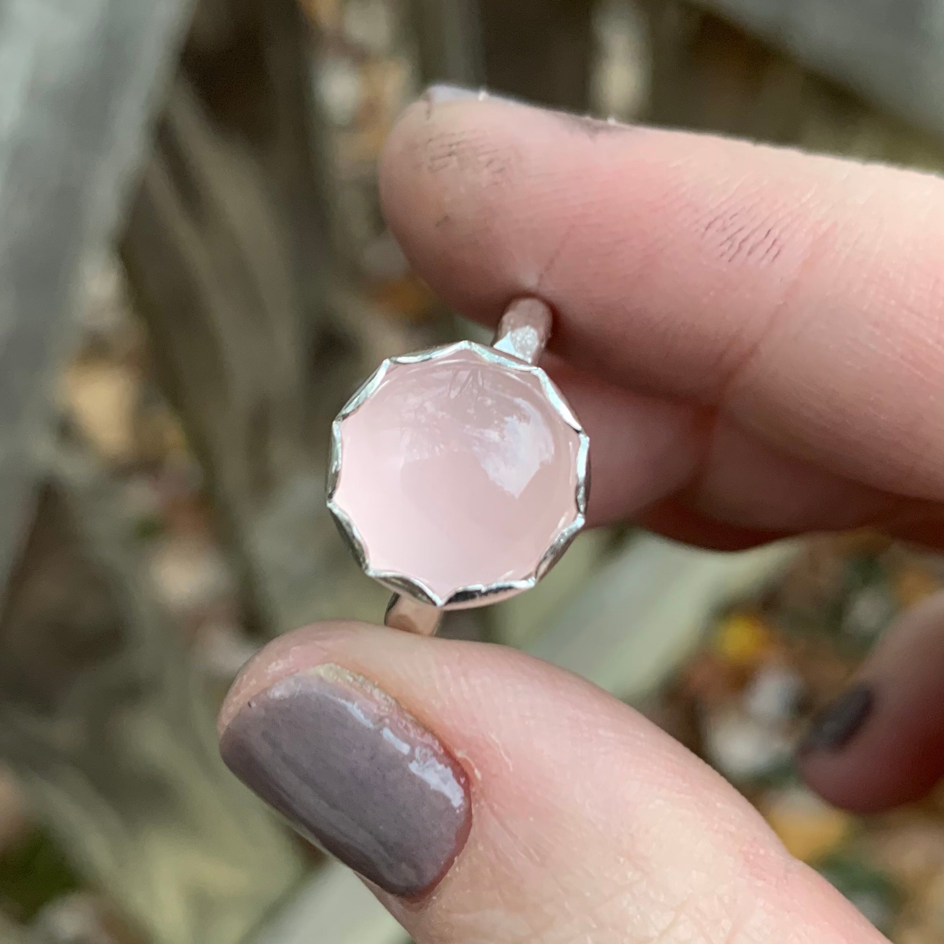 Anello in quarzo rosa rosa - Anello in quarzo rosa in argento sterling - Anello impilabile in quarzo rosa rosa - Anello a fascia martellata - Gioielli