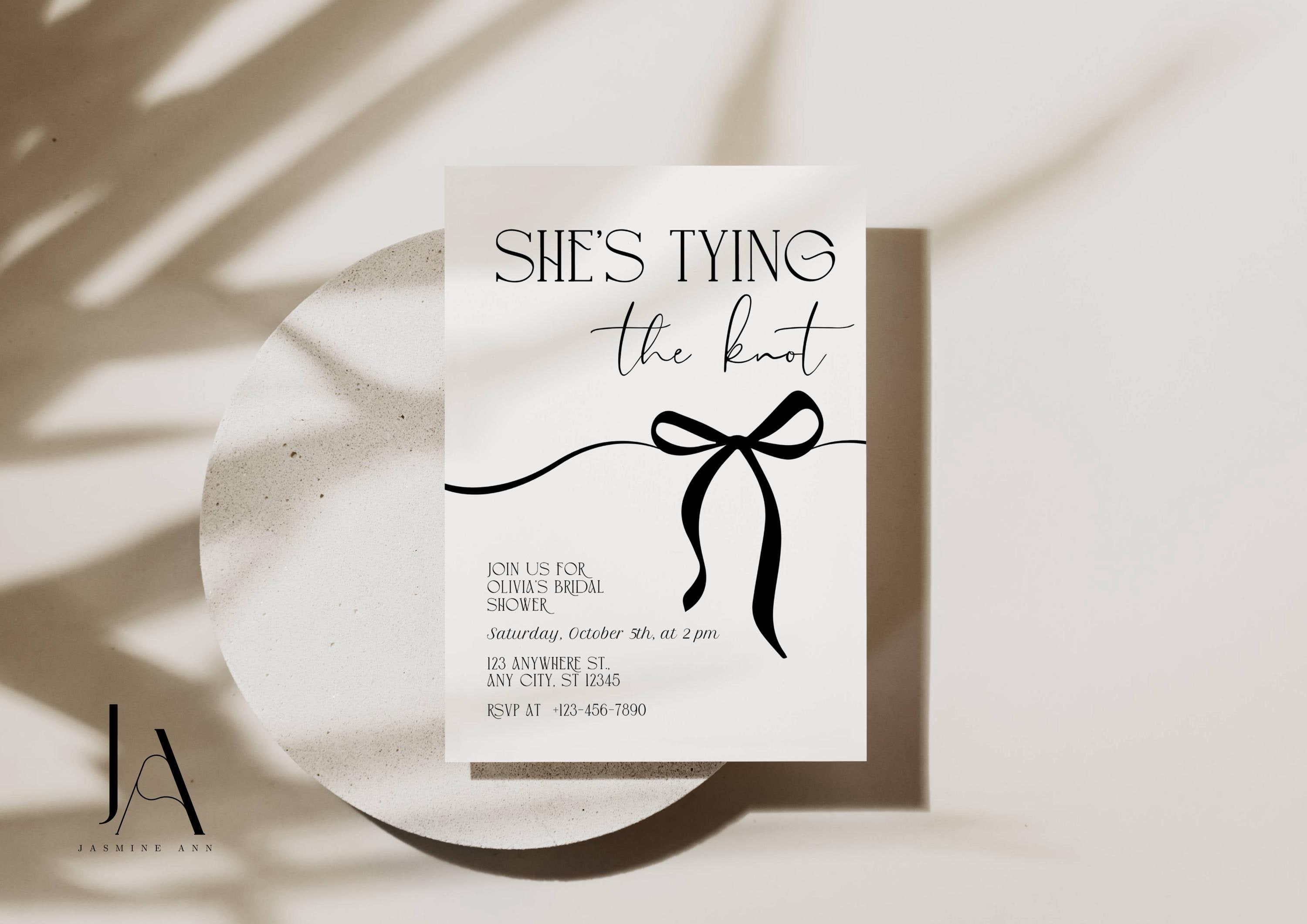 "Modello di invito per addio al nubilato \"She's Tying the Knot\", invito modificabile per addio al nubilato con fiocco nero, invito per addio al nubilat"