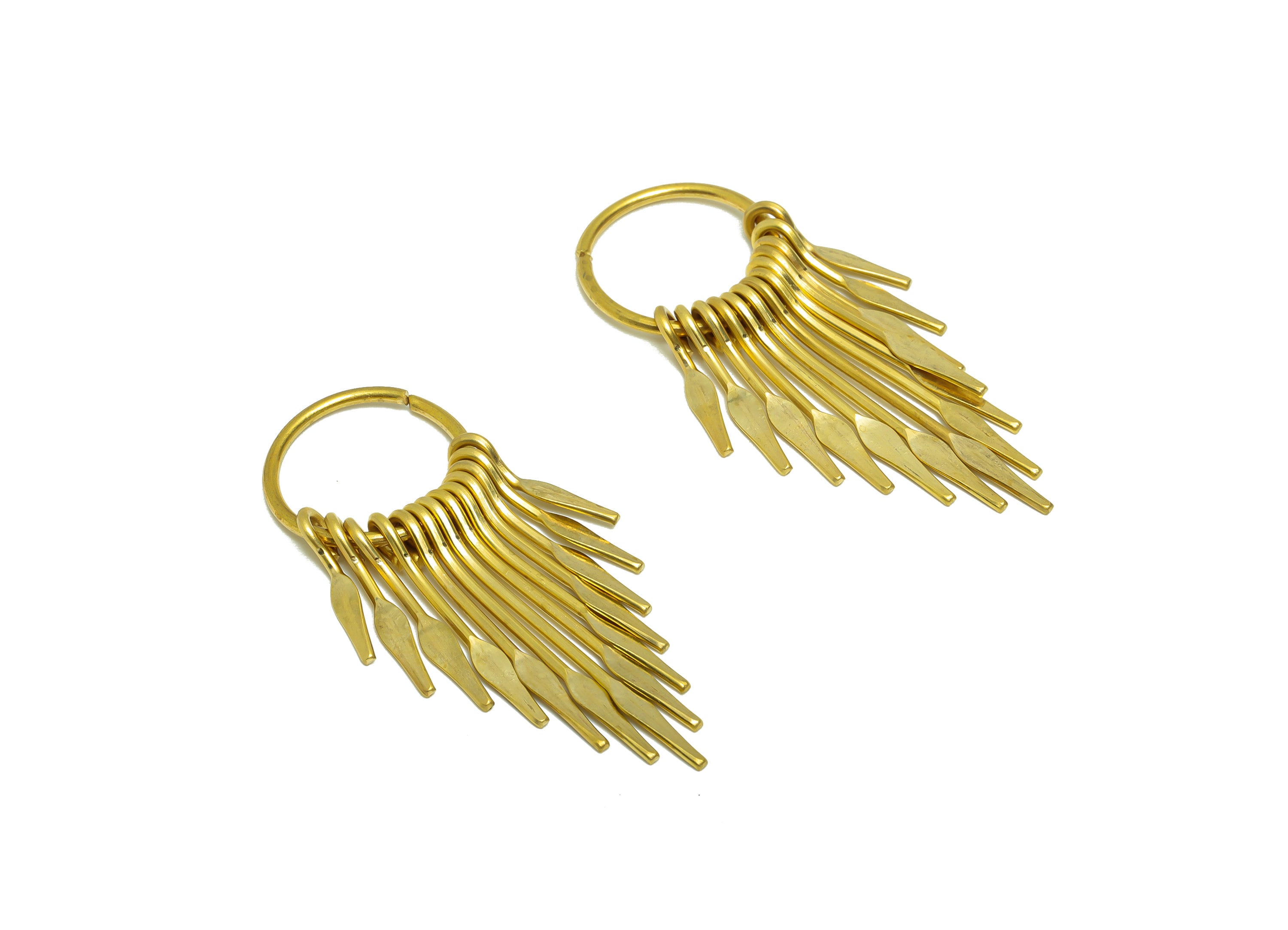 Ciondolo per orecchini a forma di freccia con nappina in ottone - Ciondolo per orecchini in filo di ottone martellato - Ciondolo per orecchini con 13