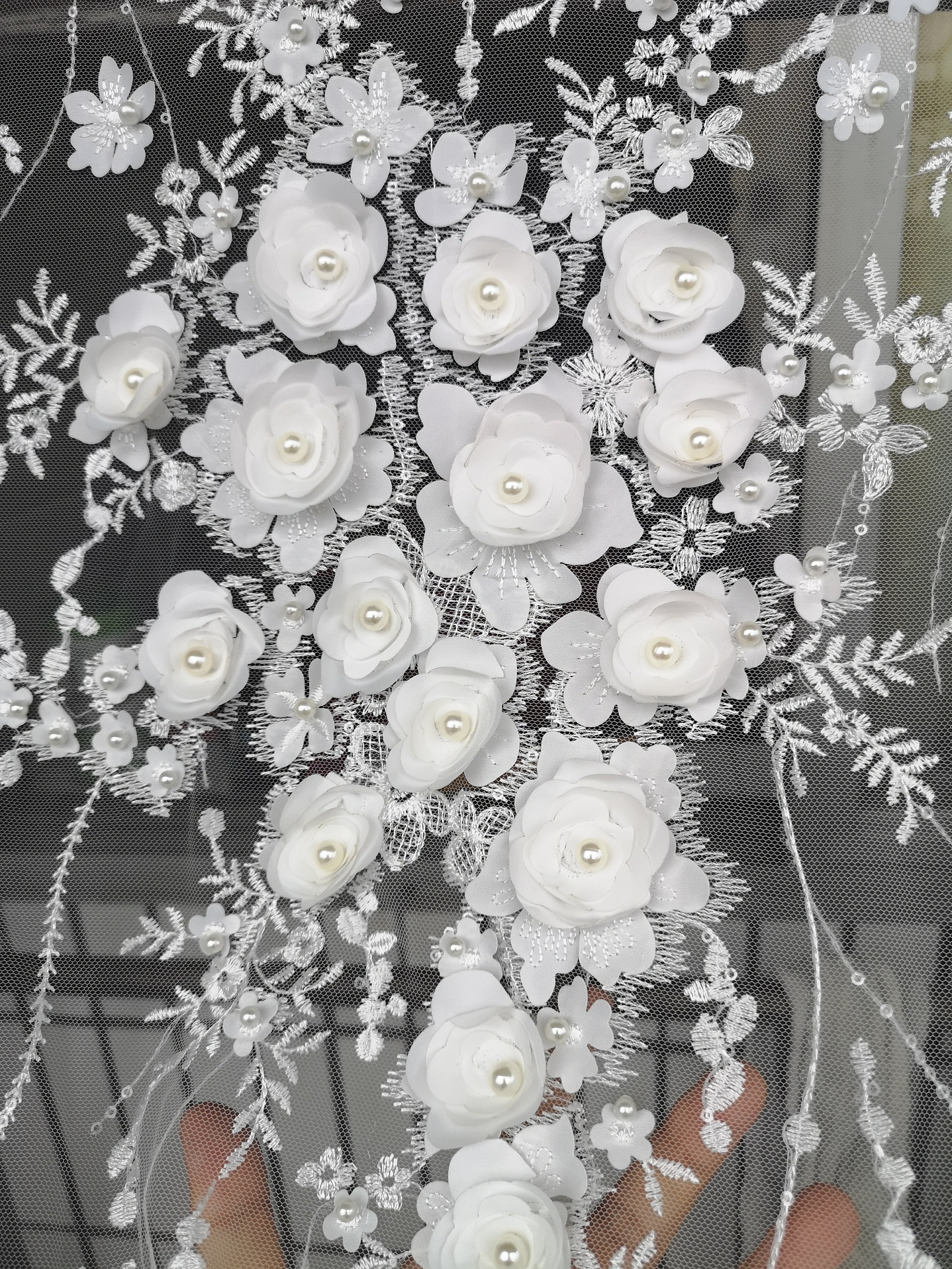 Tessuto in pizzo con perline e fiori 3D da 1 metro, pizzo per abito da sposa bianco perla, ricamo floreale bianco sporco per abito da sposa, pizzo vin