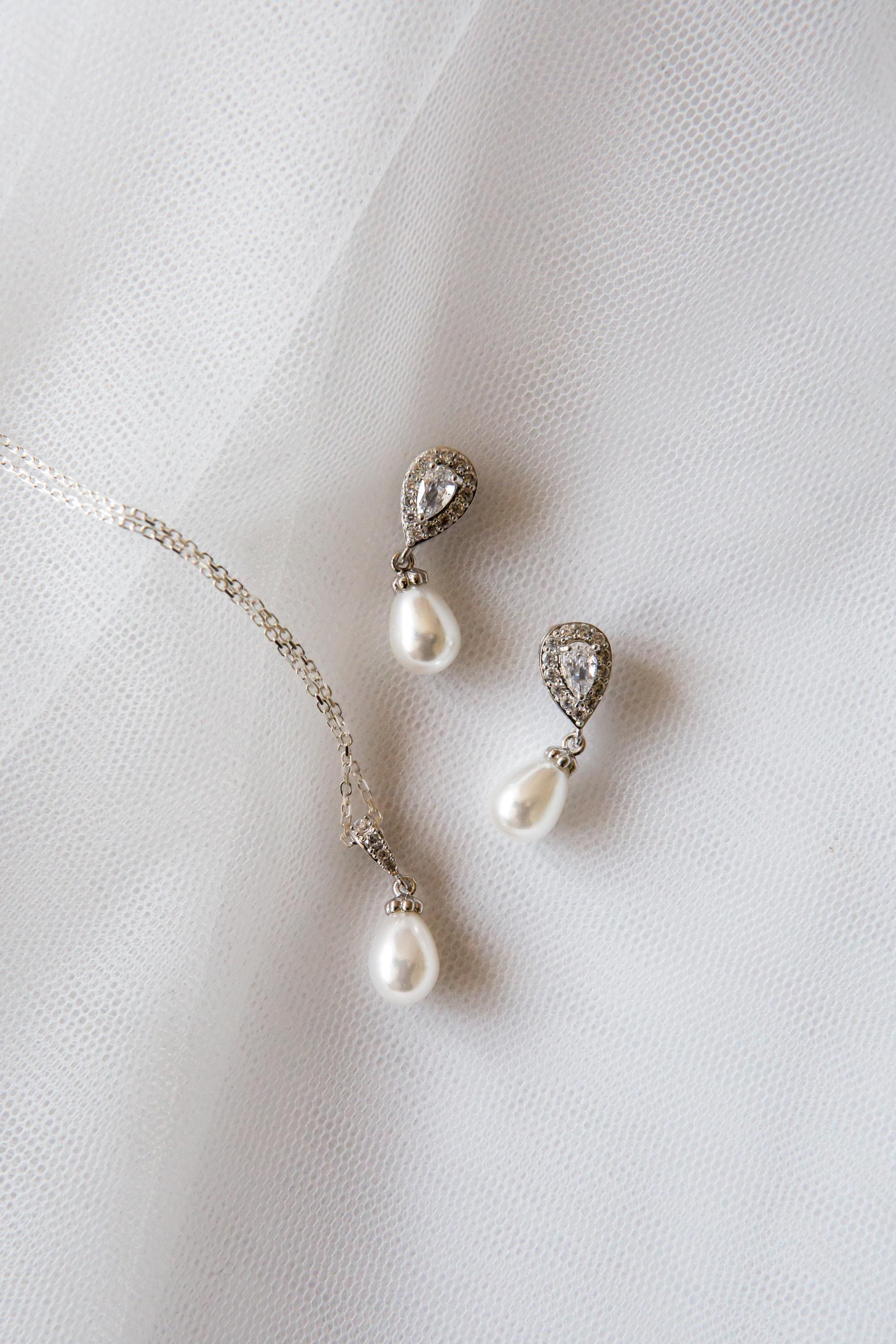 Gioielli da sposa minimalisti con perle / Gioielli da sposa con perle / Set di orecchini e collana / Orecchini pendenti con perle / Collana di perle /