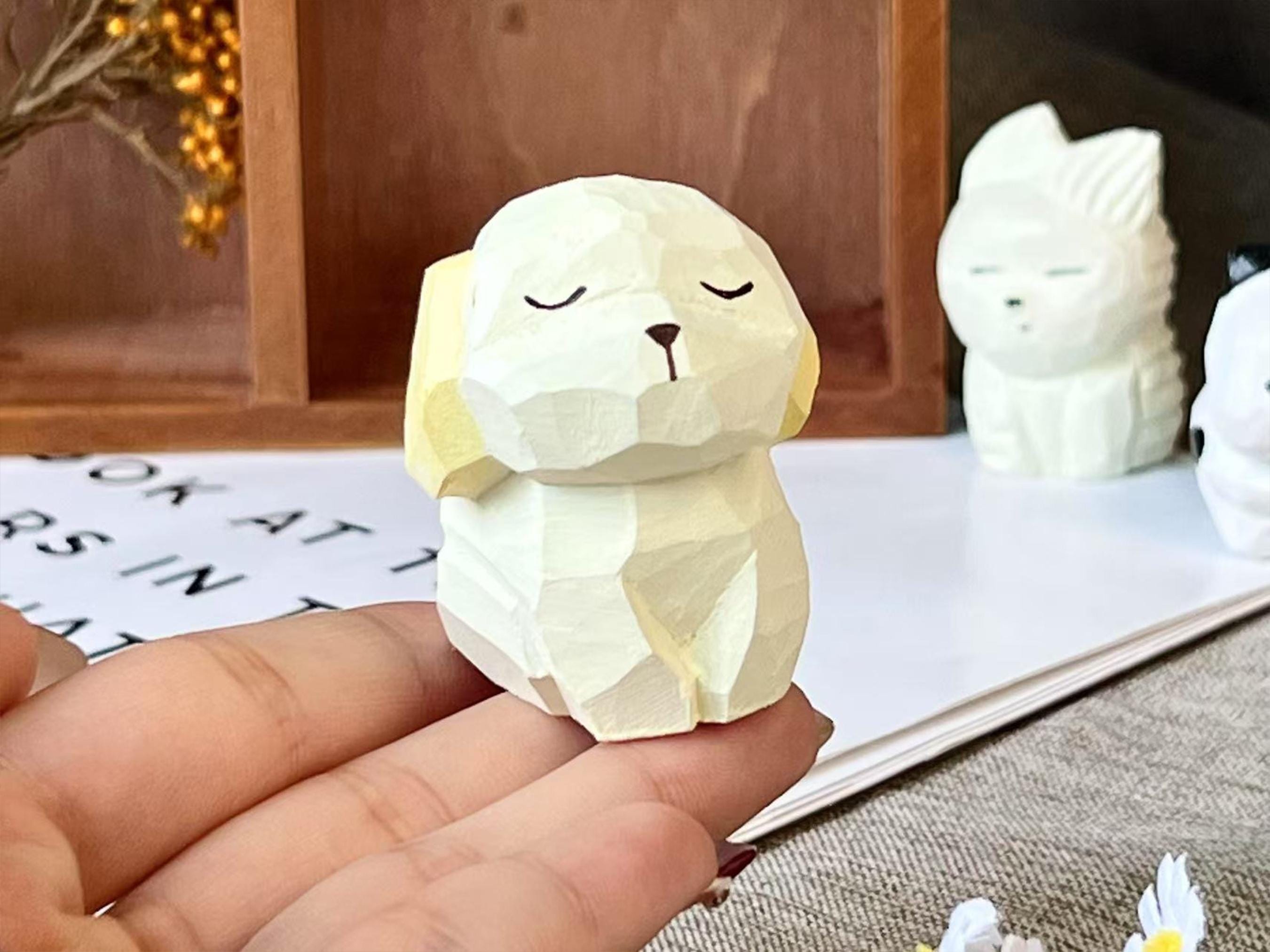 Mini statuetta di cucciolo in legno intagliata a mano, ideale come regalo decorativo da scrivania, graziosa statuetta ornamentale in legno intagliata