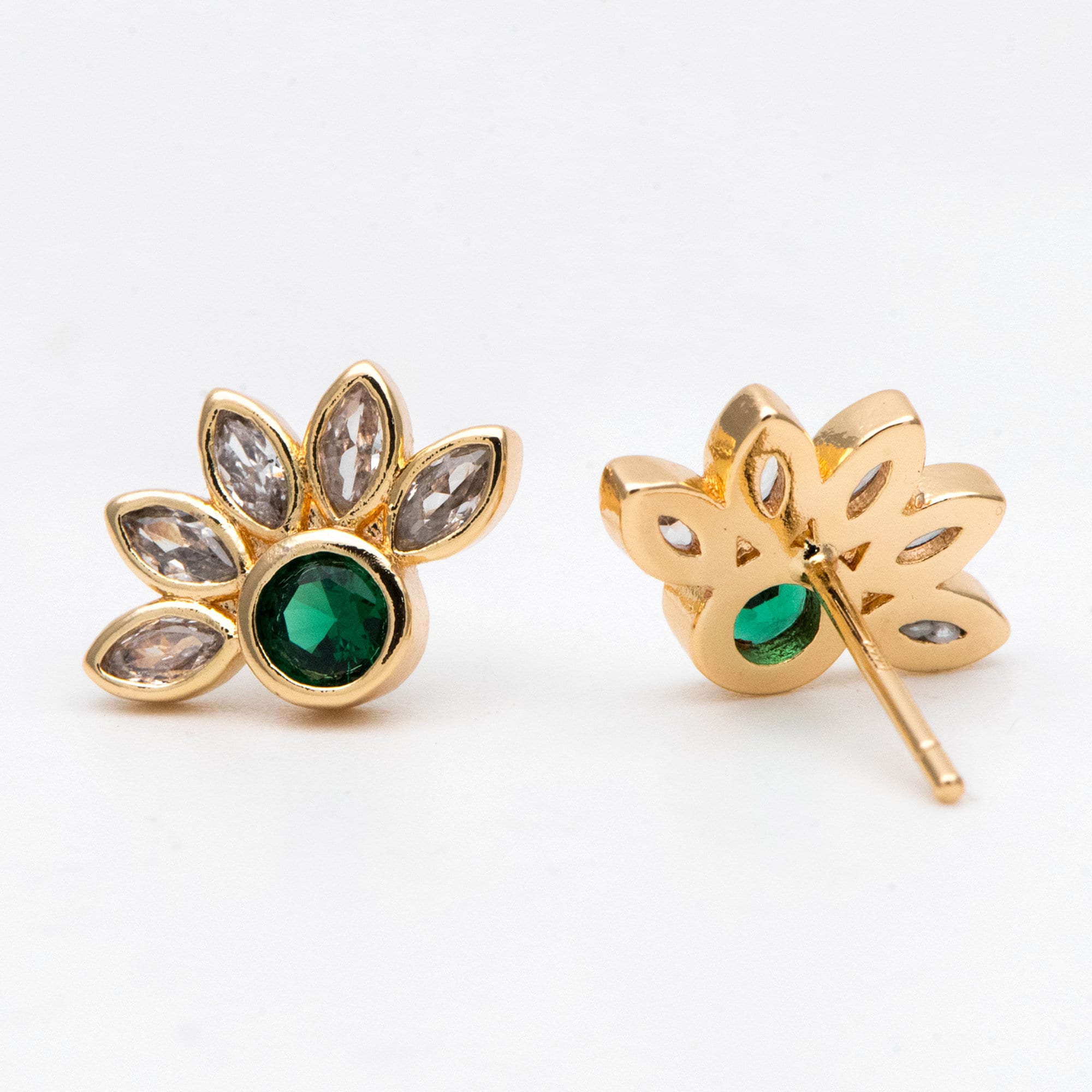4 orecchini a forma di fiore con pavé di zirconi cubici e smeraldi in oro, 14 x 10 mm, orecchini a bottone a forma di fiore in ottone placcato oro (GB