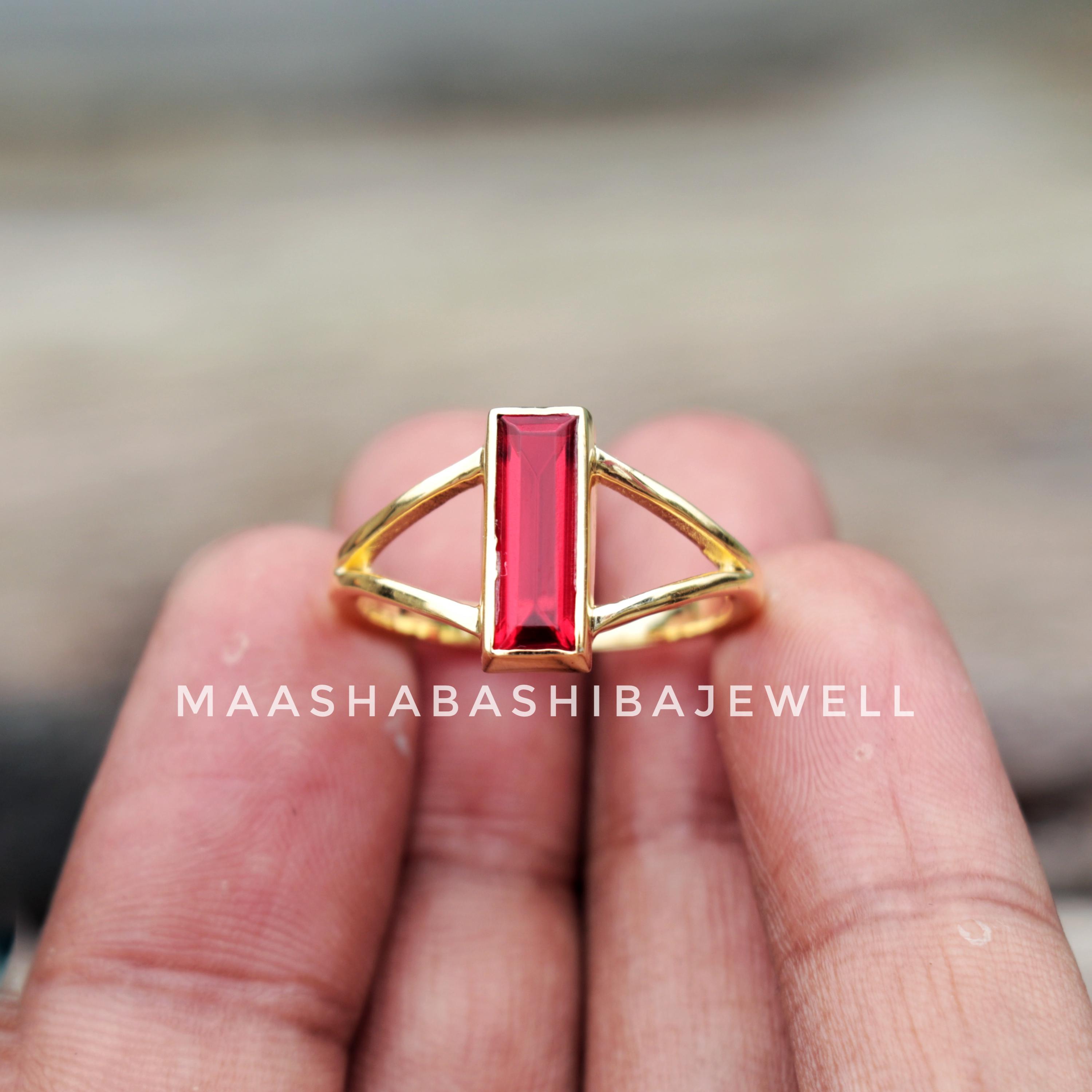 Anello con granato rosso, anello placcato oro 18k, argento sterling 925, anello solitario, anello rettangolare con pietra preziosa, anello minimalista