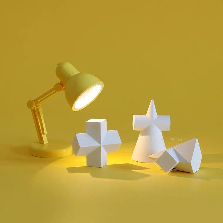 8 colori - Lampada da scrivania funzionante in miniatura per casa delle bambole 1/6 1/4: Nero / Verde / Blu navy / Rosa / Bianco / Giallo *Batteria in