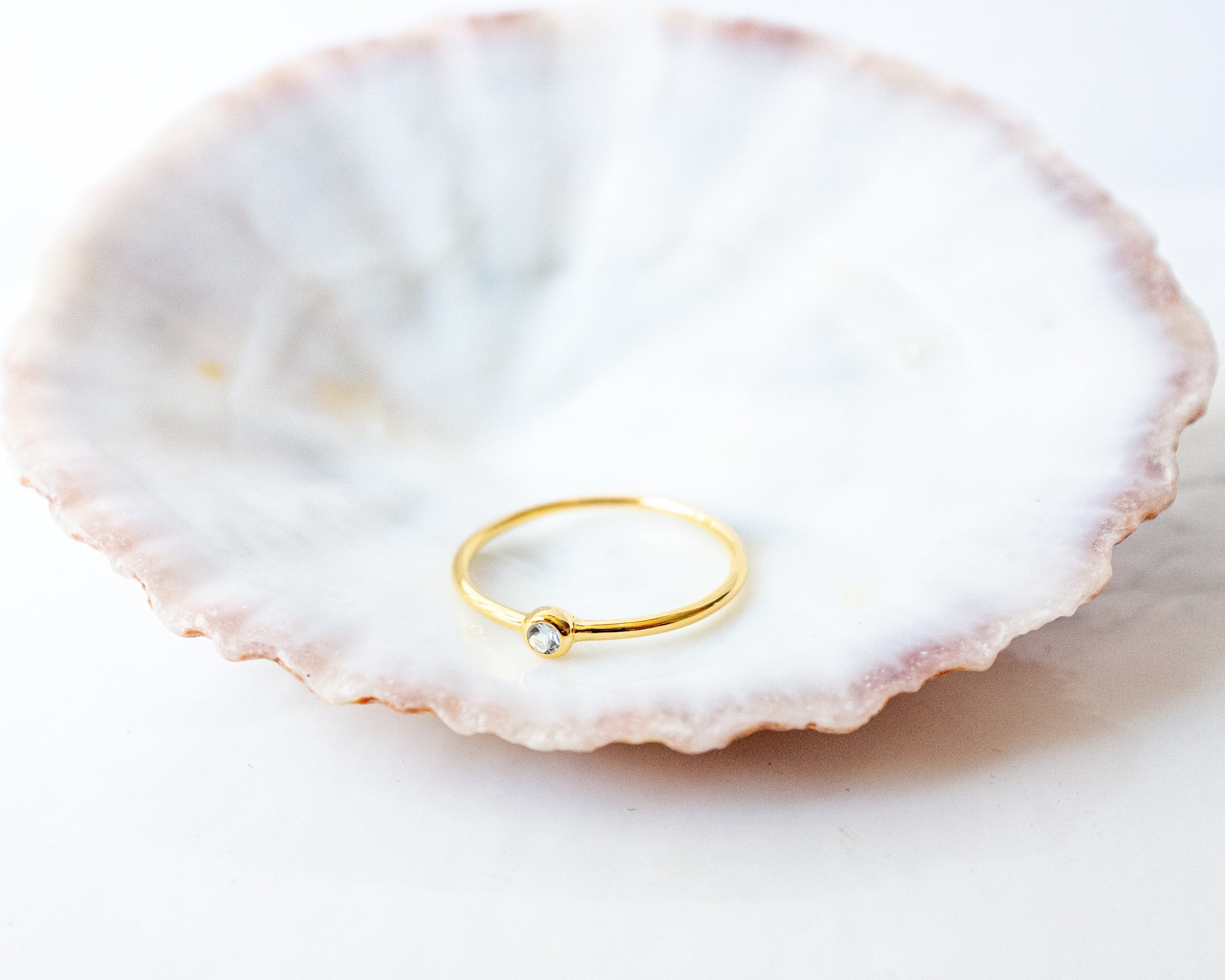 Anello con acquamarina, anello con gemma minuscola, vermeil d'oro, argento riciclato, anello impilabile delicato, anello minimalista in oro, anello co