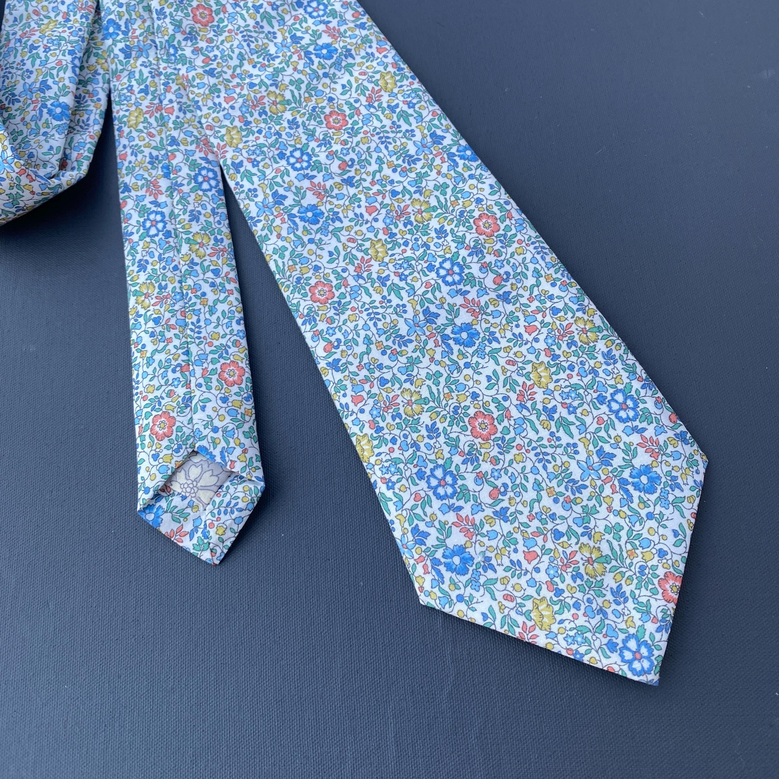 Liberty Tie in Katie & Millie Blue - Liberty of London Tana Lawn Fabric Cravatta da uomo, cravatta da matrimonio, cravatta da sposo Cravatta floreale