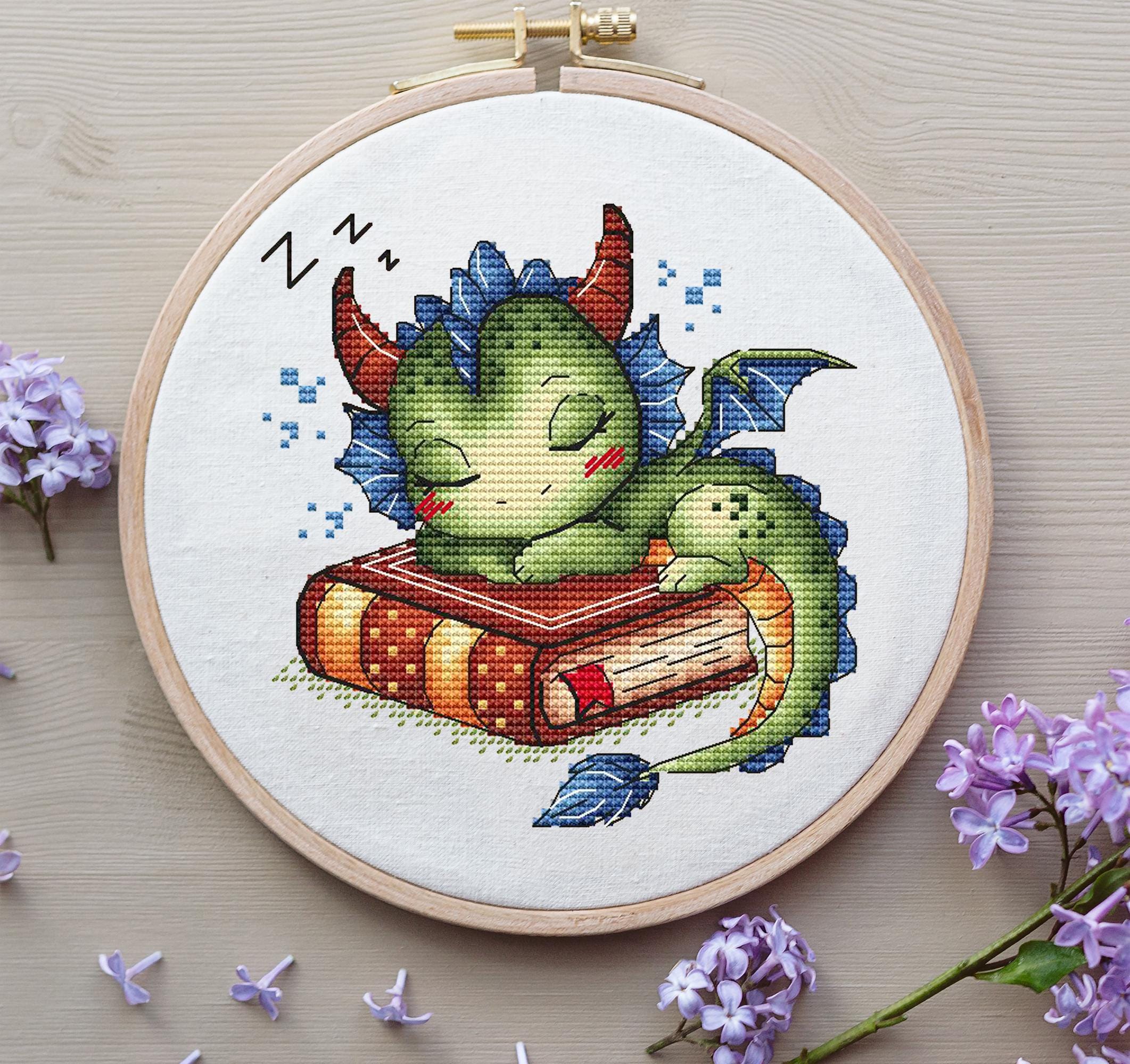 Schema punto croce drago, schema punto croce drago addormentato su libro, schema punto croce fantasy, schema punto croce drago carino PDF