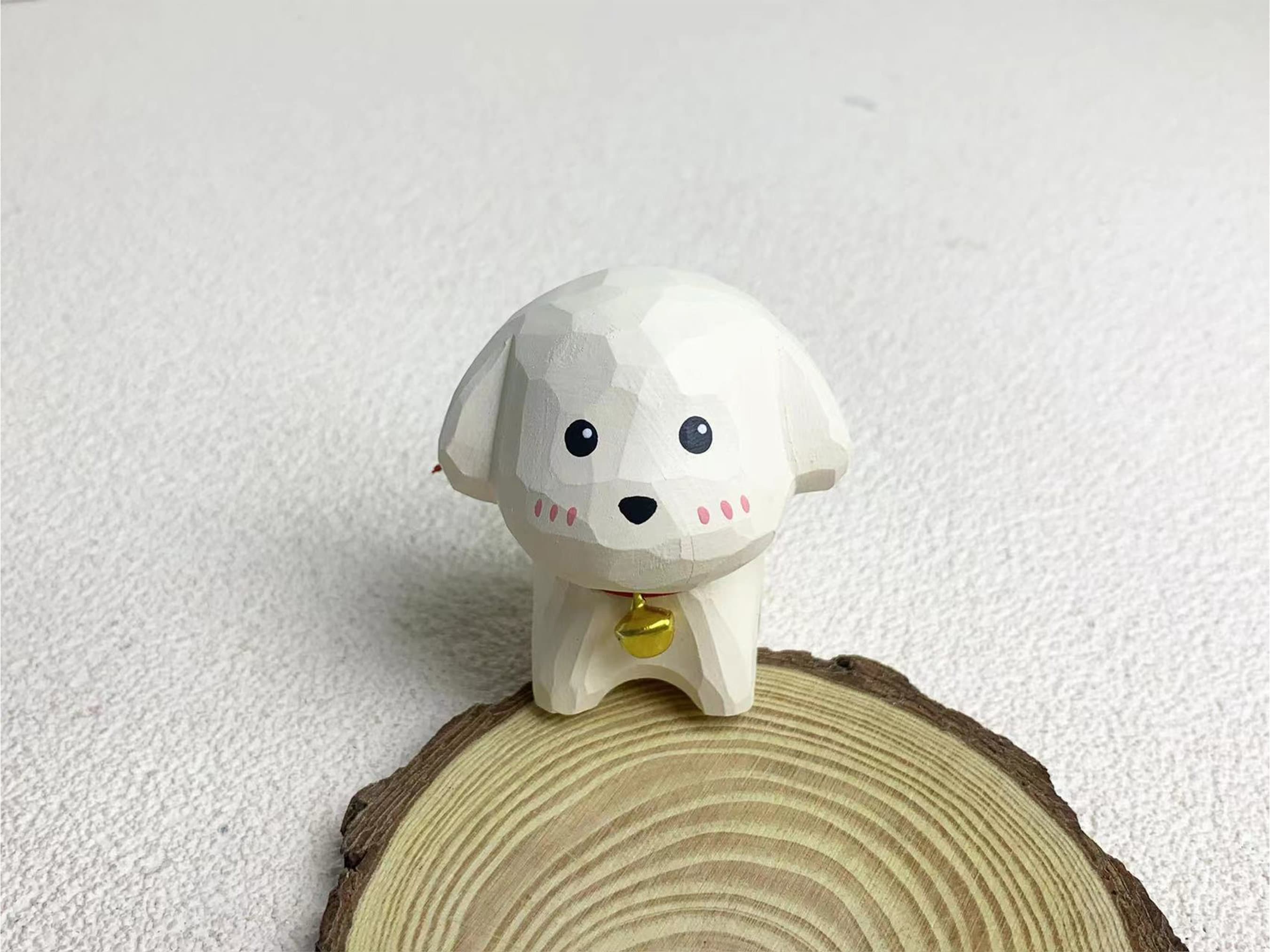 Mini statuetta di cane bianco in legno intagliata a mano per decorare la scrivania, graziosa statuetta di cane di piccola taglia in legno intagliato,