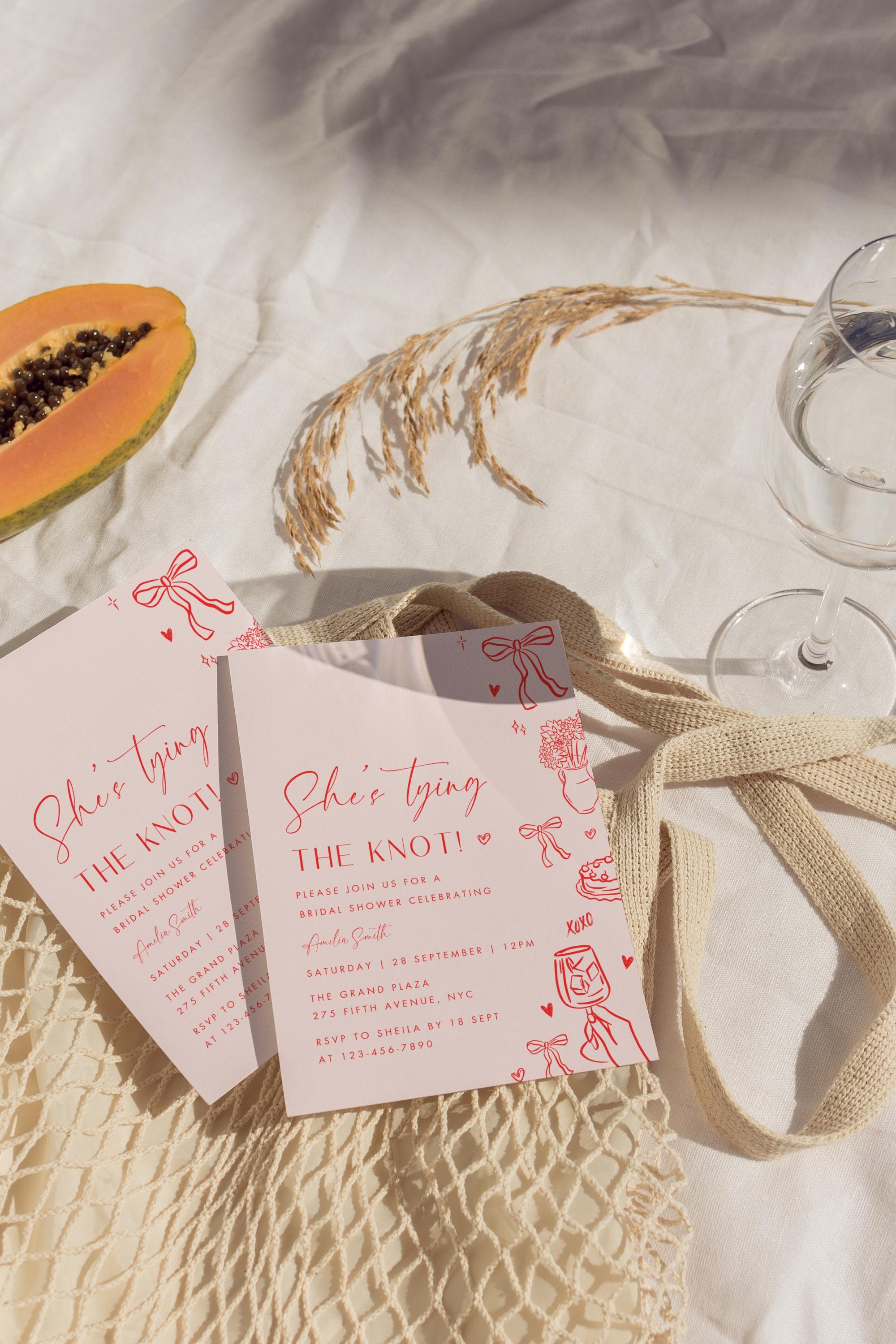 "Modello di invito per addio al nubilato modificabile \"She's Tying the Knot\", invito per addio al nubilato con fiocco rosa, invito per addio al nubilat"