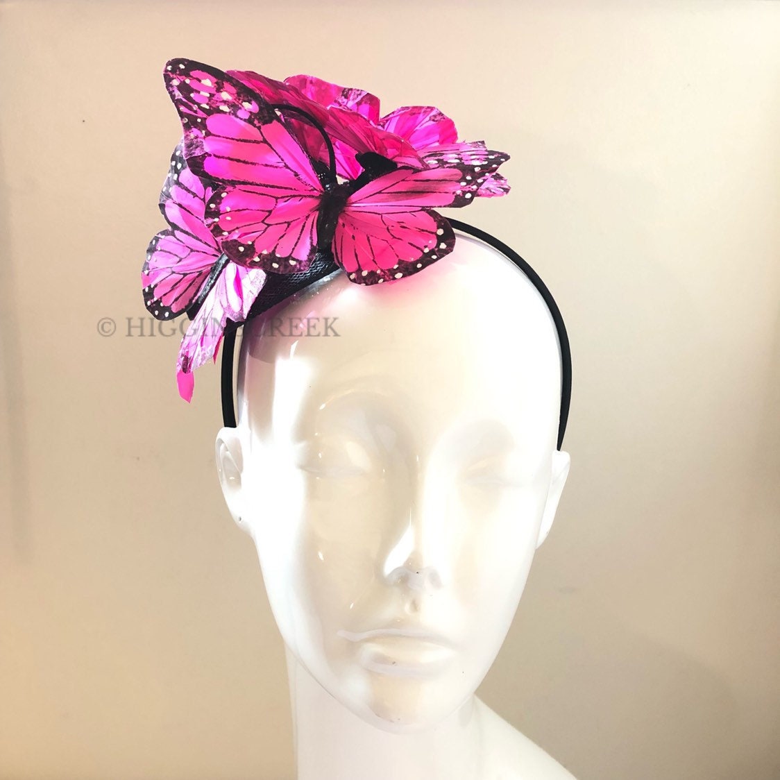 Copricapo a farfalla rosa shocking, tema farfalla monarca rosa, cappello fascinator Derby rosa, copricapo monarca nero e rosa