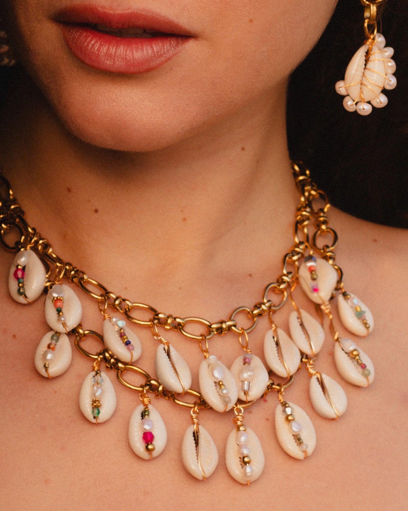 Collana con ciondolo a conchiglia, collana a sirena, collana a conchiglia, collana con ciondolo, collana massimalista, collana a conchiglia di ciprea,