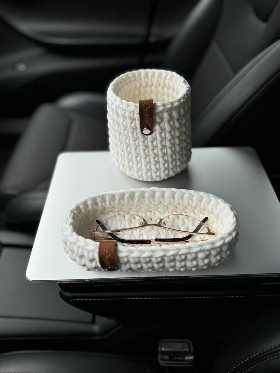 Organizer da comodino in stile boho intrecciato, portaocchiali verticale, portaocchiali, cestino fatto a mano, vassoio portaoggetti all'uncinetto