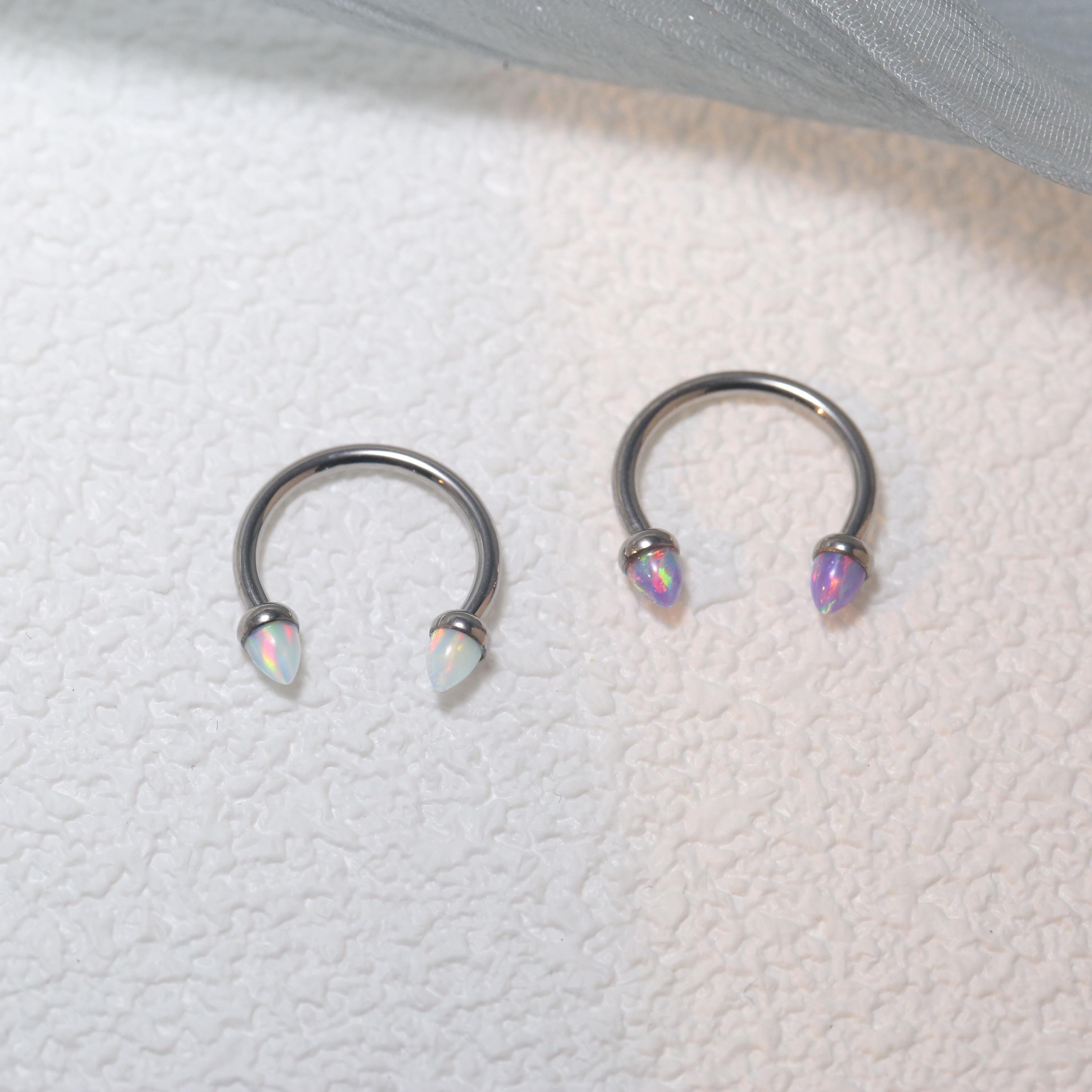 Piercing al setto nasale in opale viola/opale bianco, piercing al naso a ferro di cavallo in titanio, gioielli da piercing, anello al setto nasale 16G