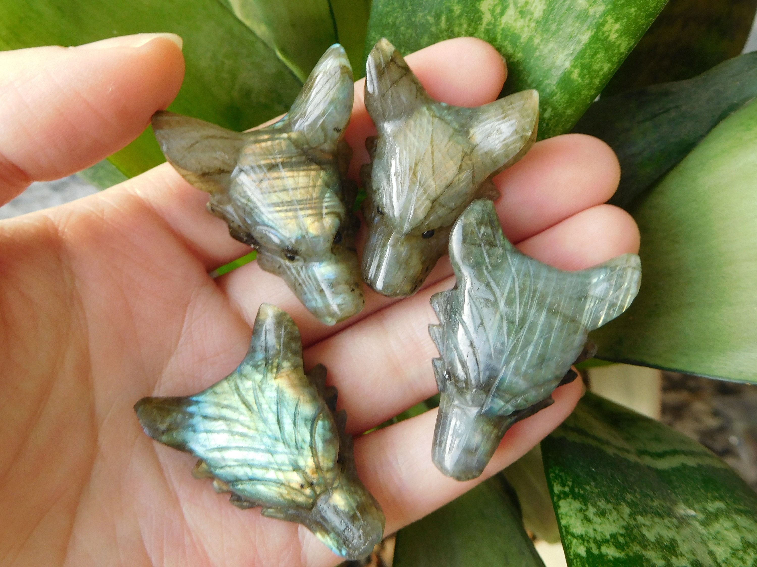 Scolpire la testa di lupo. Ciondolo testa di lupo. Testa di lupo di labradorite. Testa di lupo artigianale. Ciondolo lupo intagliato. Collana Lupo Lab