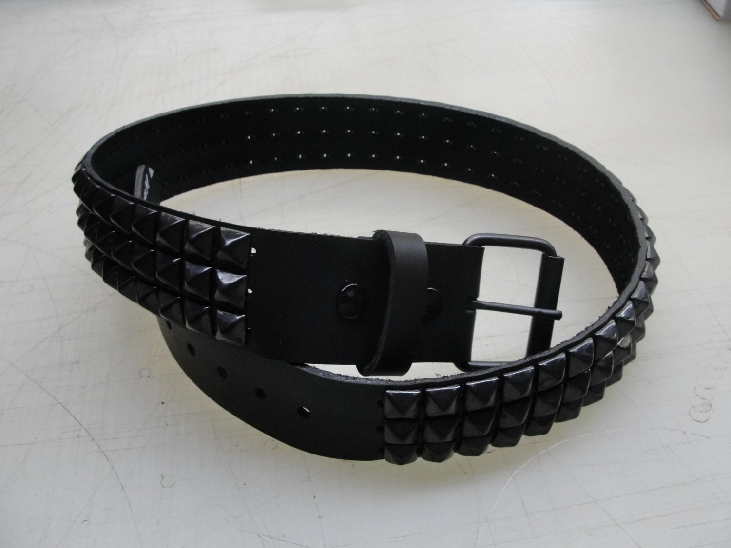 "Cintura in materiale vegano da 1-3/4\" (45 mm) di larghezza con 3 file di borchie quadrate piramidali PY-77 da 1/2\" (13 mm) nere/opache con borchie e p"