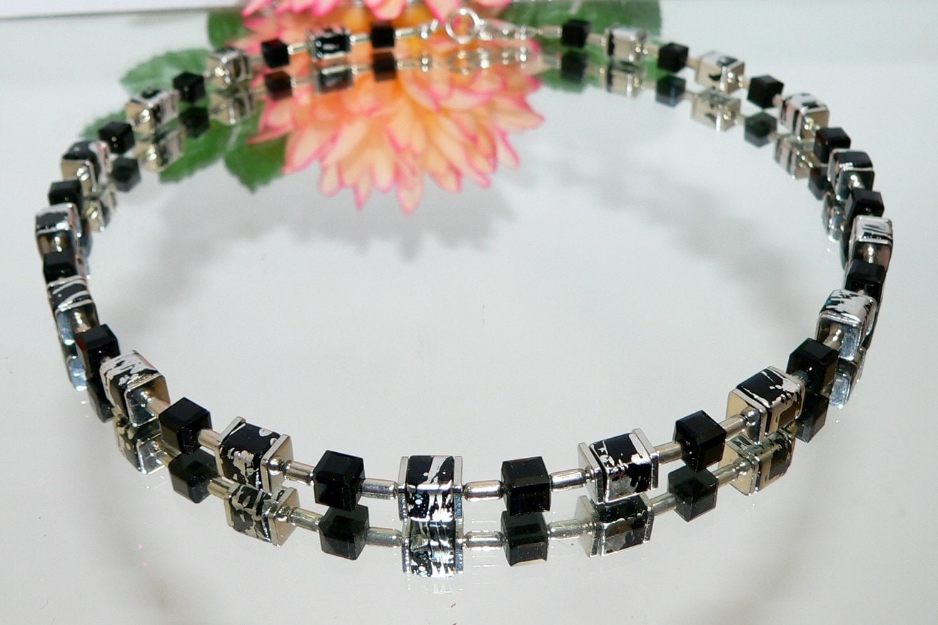 Catena, collana, collier, catena di cubi, cubo, cubo di vetro, cubo di cristallo, piastra di metallo, perni di metallo, nero, argento,