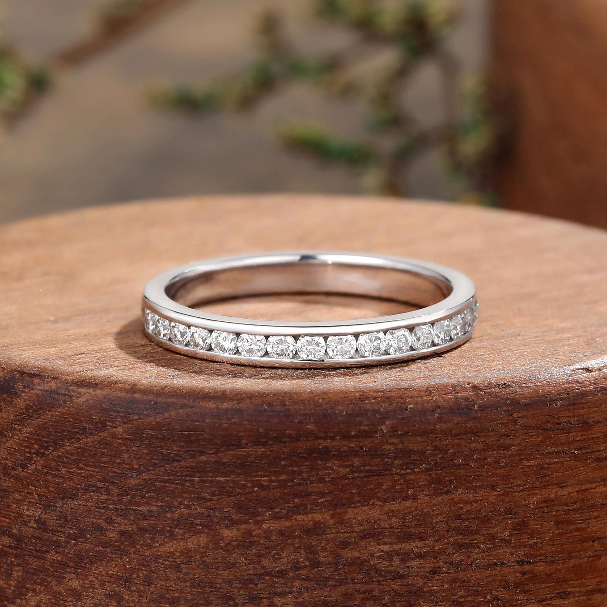 Fede nuziale con incastonatura a canale, anello da sposa in oro bianco, anello impilabile a mezza eternità, anello con moissanite e diamante creato in
