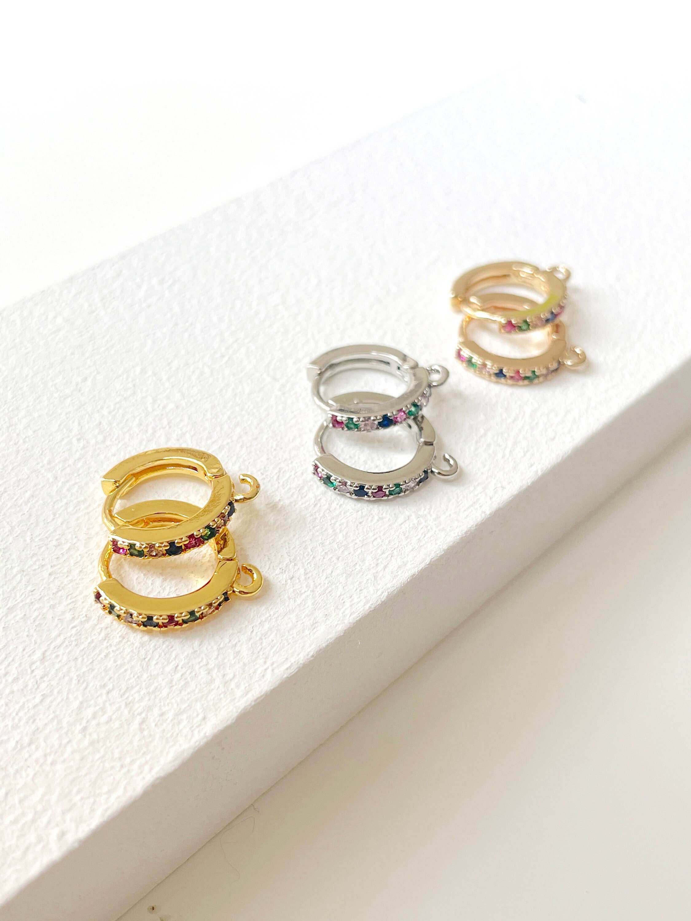Orecchini a cerchio con zirconi colorati placcati in oro, orecchini con pietra di zircone, orecchini a cerchio rotondi con chiusura a leva, orecchini