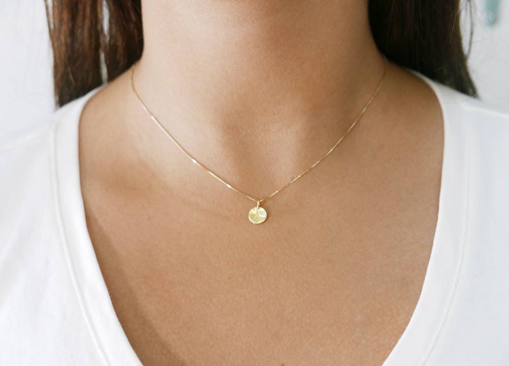 Collana in oro 14k. Ciondolo iniziale. Collana con ciondolo con lettera. Collana personalizzata. Collana con ciondolo in oro. collana con iniziale in