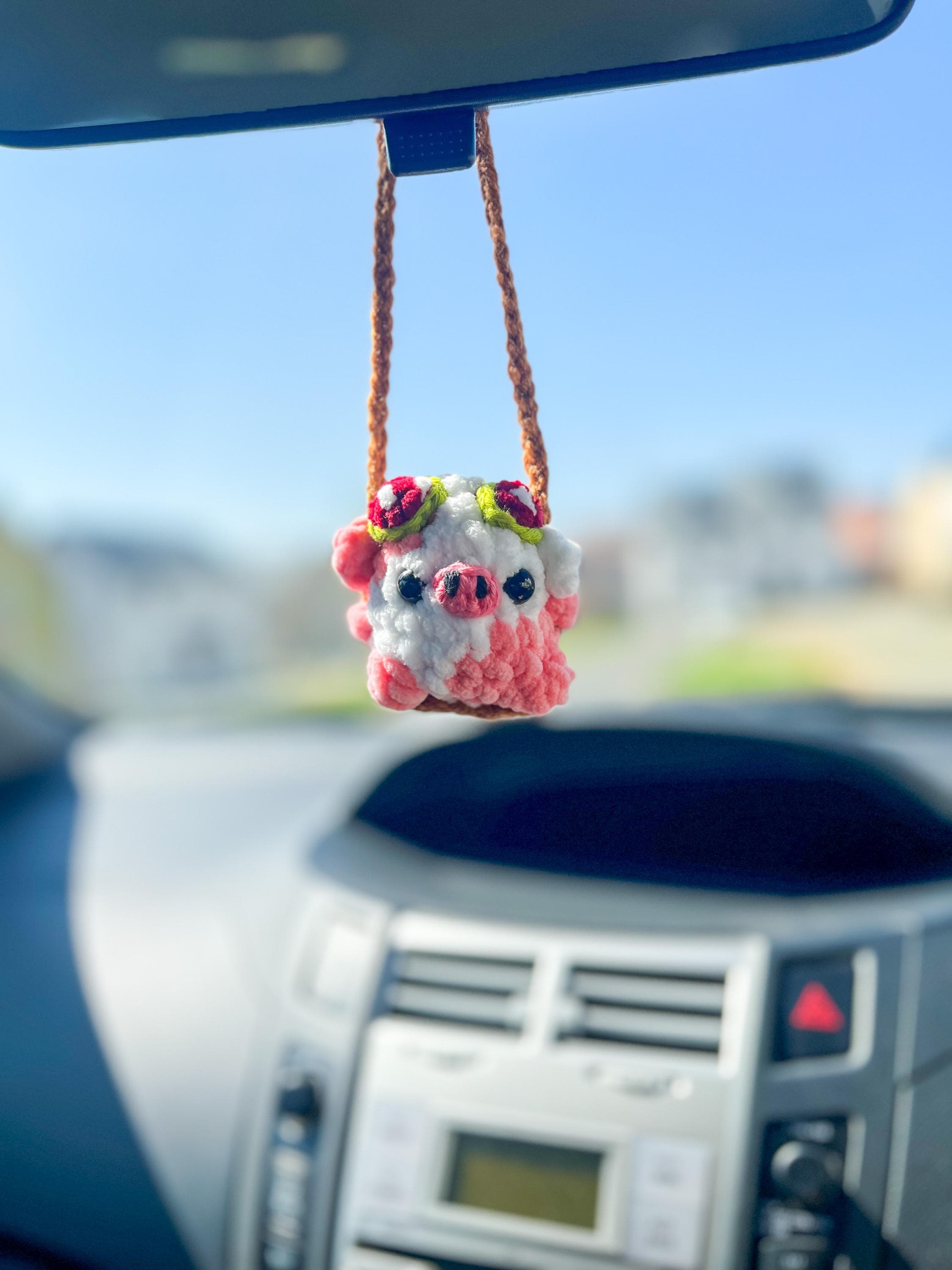 Ciondolo per auto a forma di mucca fragola all'uncinetto su un'altalena, accessorio per auto, da appendere all'auto, graziosa decorazione per auto, nu