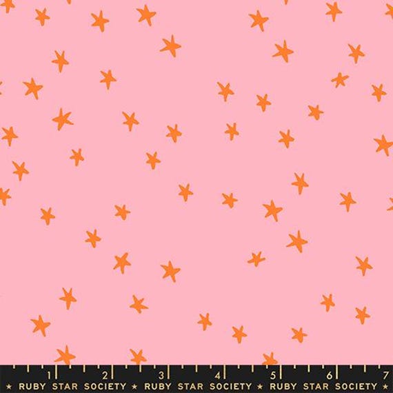 Starry di Ruby Society Yardage Prezzo a mezzo metro Rosebud RS4109 71 Nuovo Ruby Star Starry Rosa con stelle arancioni