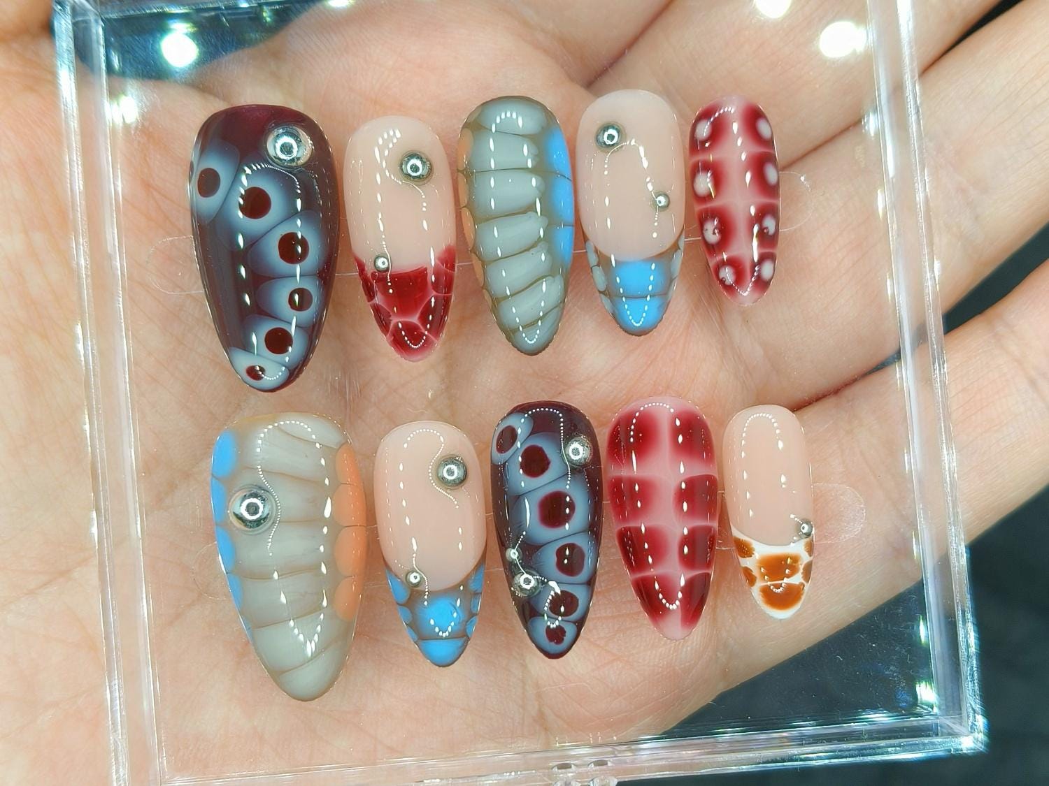 Unghie da sposa, unghie a mandorla, unghie dipinte a mano, unghie finte personalizzate, unghie 3D, unghie acriliche, unghie finte, nail art, unghie da