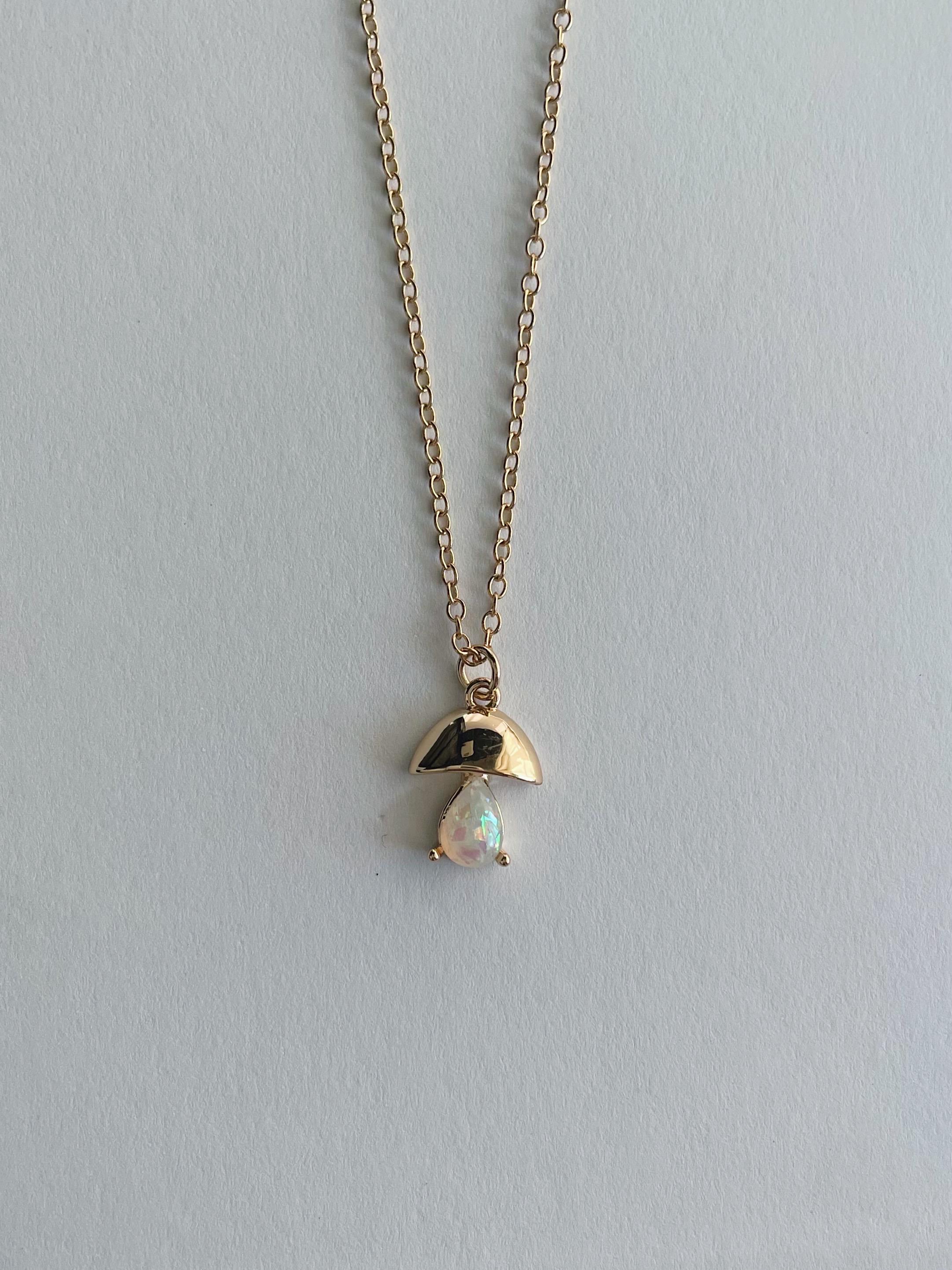 Collana a forma di fungo placcata in oro con opale ~ pendente delicato con pietra preziosa su catena in acciaio inossidabile placcata in oro, regalo d