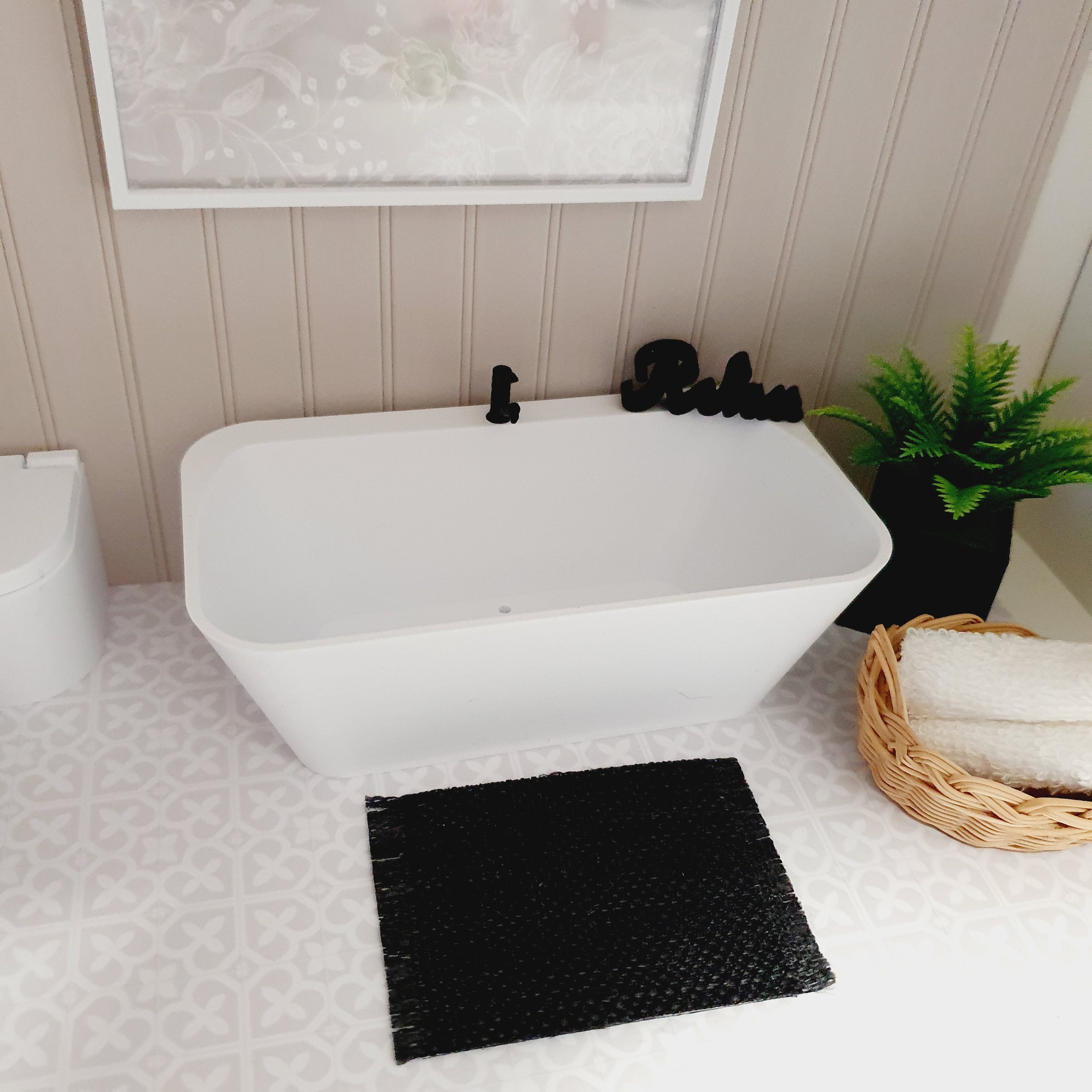 Vasca da bagno moderna bianca in stile casa delle bambole con rubinetto nero, scala 1:12, vasca da bagno indipendente in miniatura (BATH3)