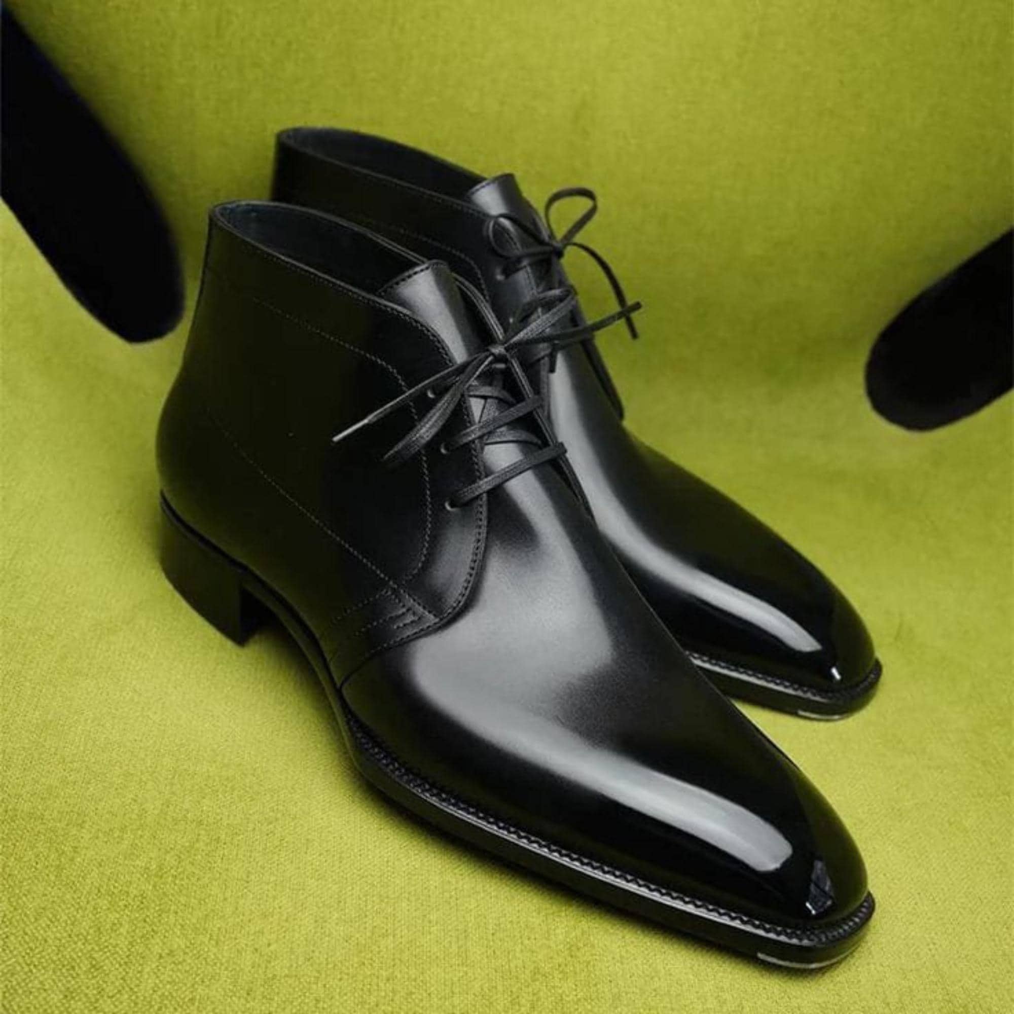 Stivaletti Chukka in pelle nera fatti a mano: stivaletti eleganti da uomo alla caviglia.