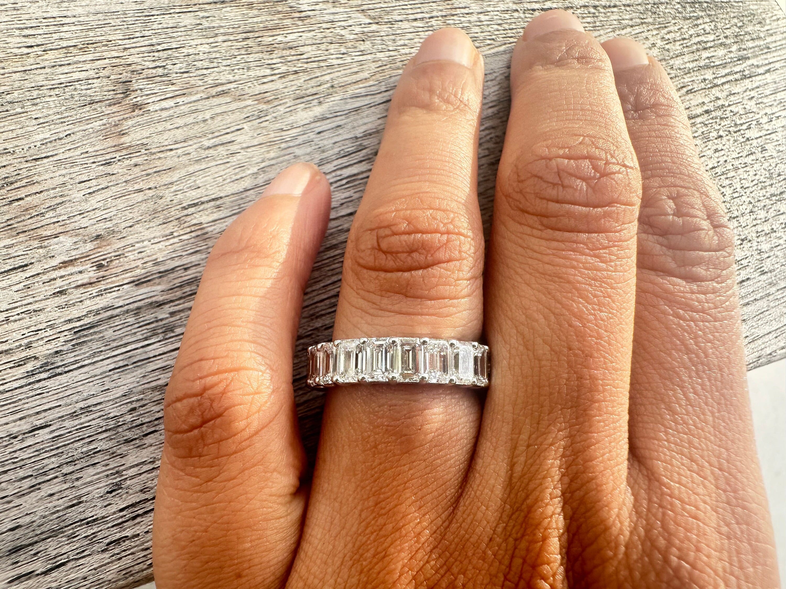 Anello eternity con diamanti taglio smeraldo da 5 carati, fede nuziale con diamanti, fede nuziale taglio smeraldo, anello eternity di lusso