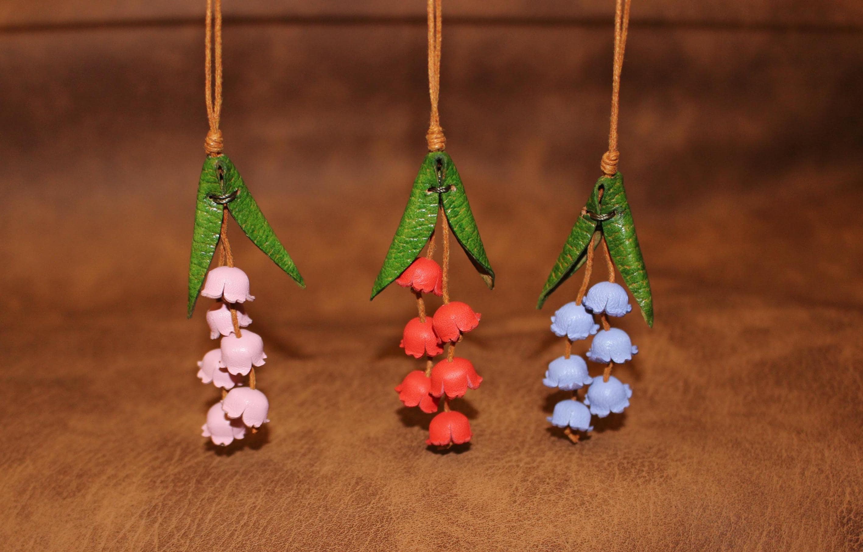 Ciondolo per borsa in pelle a forma di mughetto, ciondolo per borsa a forma di fiore multicolore, mini ciondolo per borsa a forma di mughetto, regalo