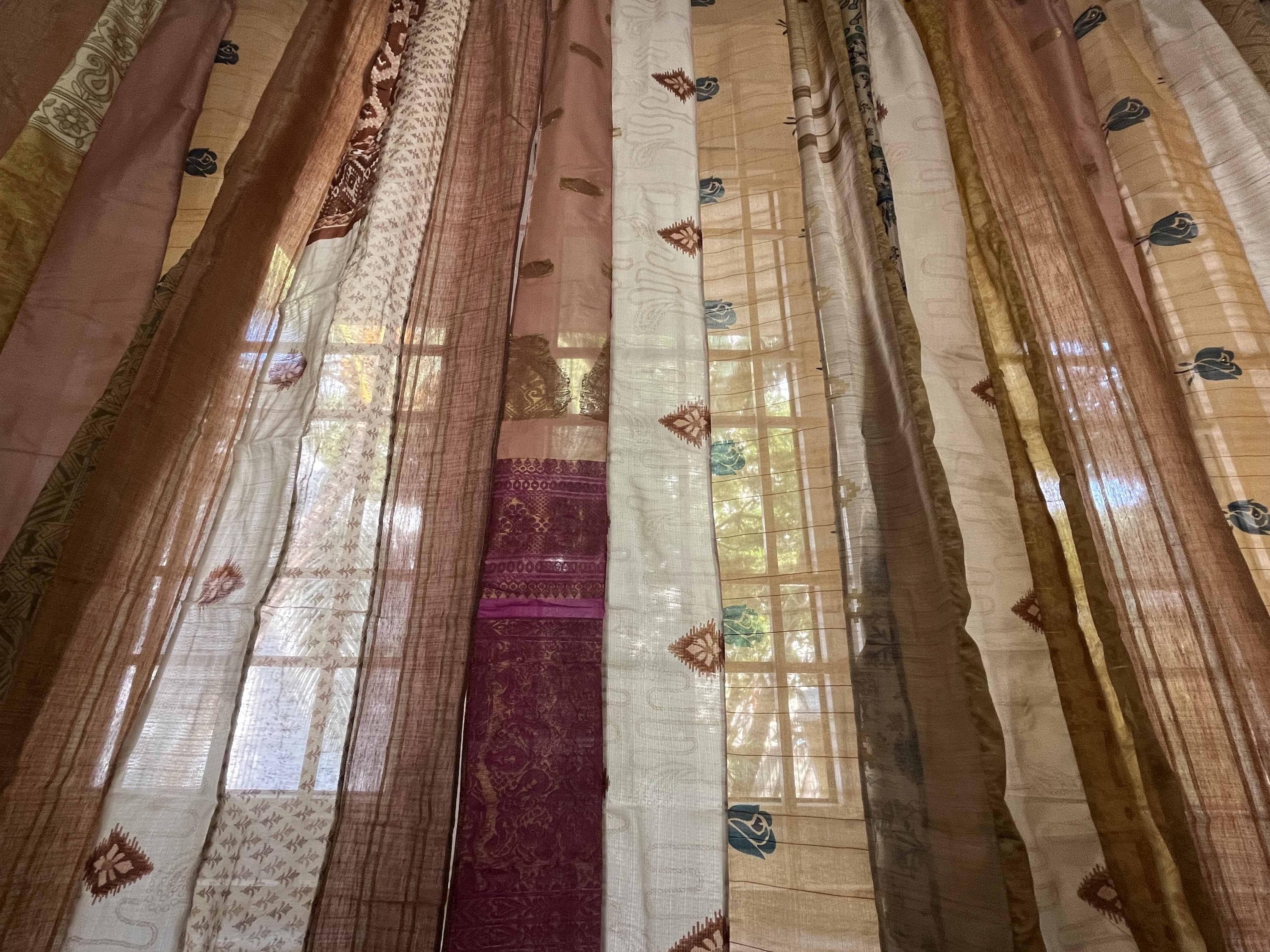 Tende sari beige, tende sari riciclate fatte a mano con strisce sari, tenda hippie trasparente color crema per finestre e porte, arredamento per la ca