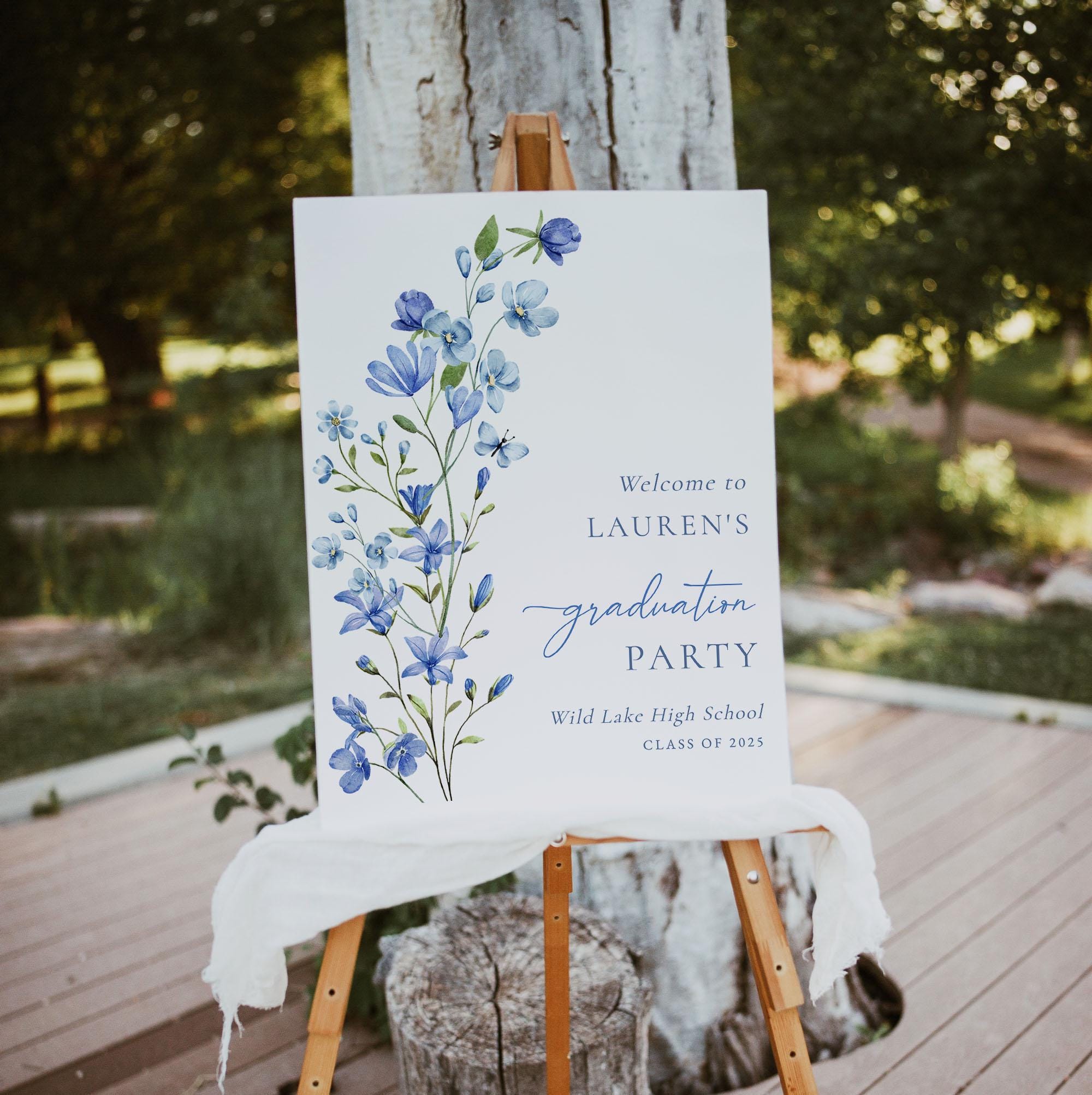 Modello di cartello di benvenuto per festa di laurea con fiori blu, poster di benvenuto per laurea femminile, cartello di benvenuto per laurea con fio