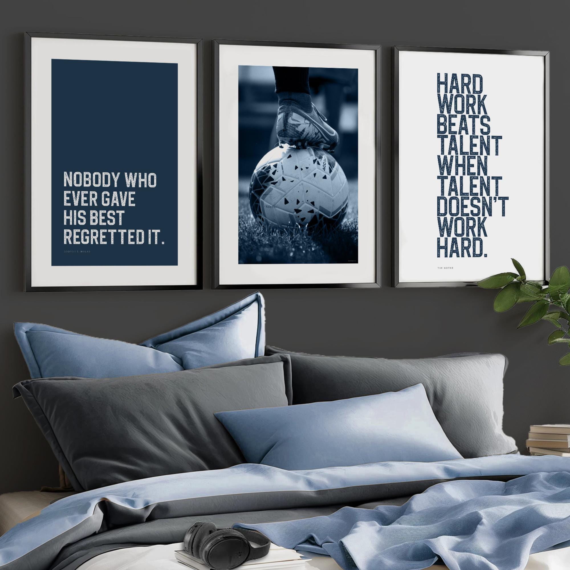 Set di 3 stampe di calcio con famose citazioni sportive motivazionali in blu navy. Poster motivazionali da parete per l'arredamento della cameretta de