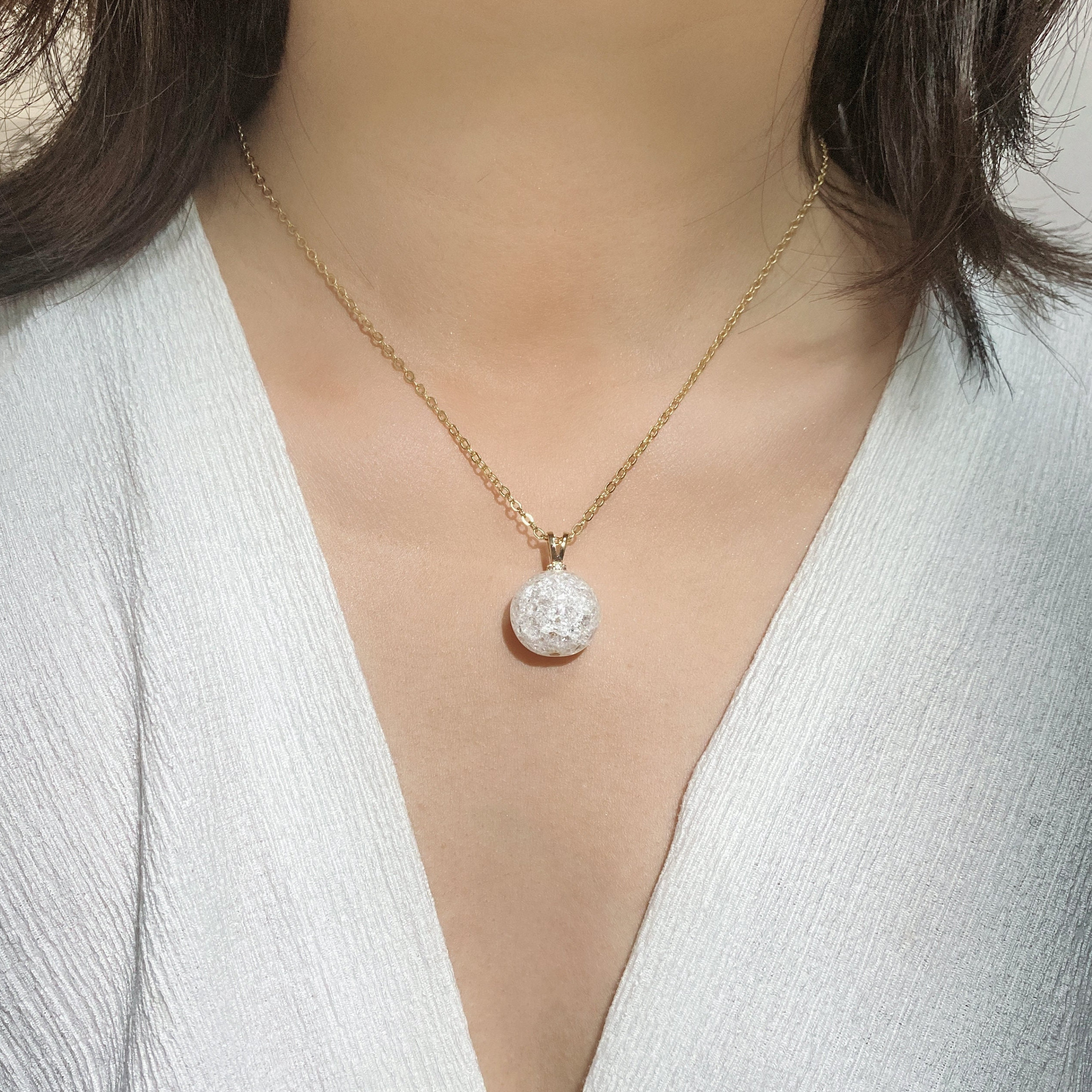Collana con ciondolo a forma di globo di neve con sfera di cristallo screpolata, bianco neve, catena riempita in oro 18 carati, ciondolo a forma di gl