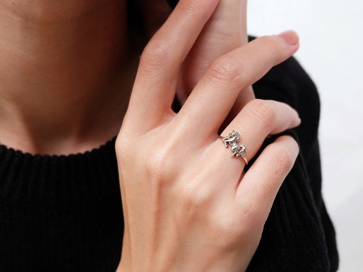 anello unicorno, gioielli unicorno, unicorno, anello nocca unicorno, anello nocca, anello a strati, anello unicorno argento, anello midi, anello impil