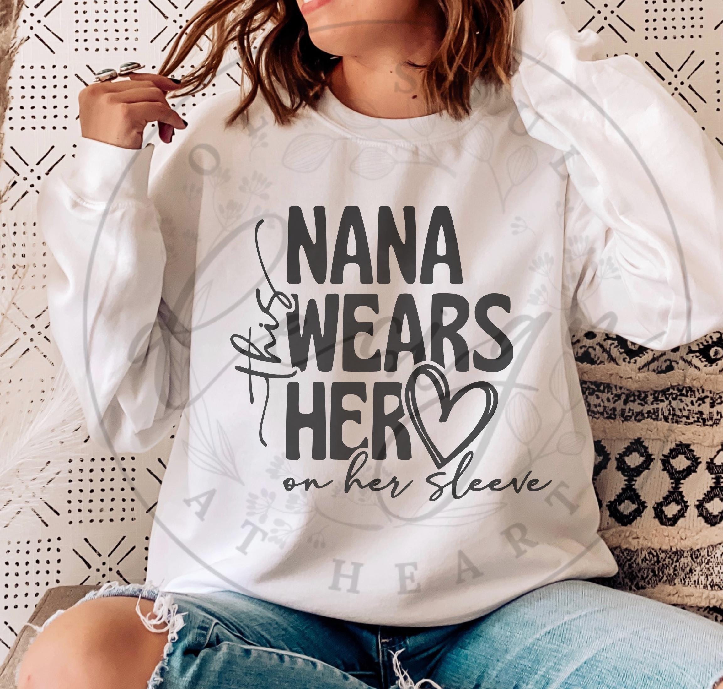 Questa nonna indossa il suo cuore sulla manica SVG, PNG, design della maglietta della nonna, festa della mamma SVG, nonna SVG, nonna San Valentino SVG