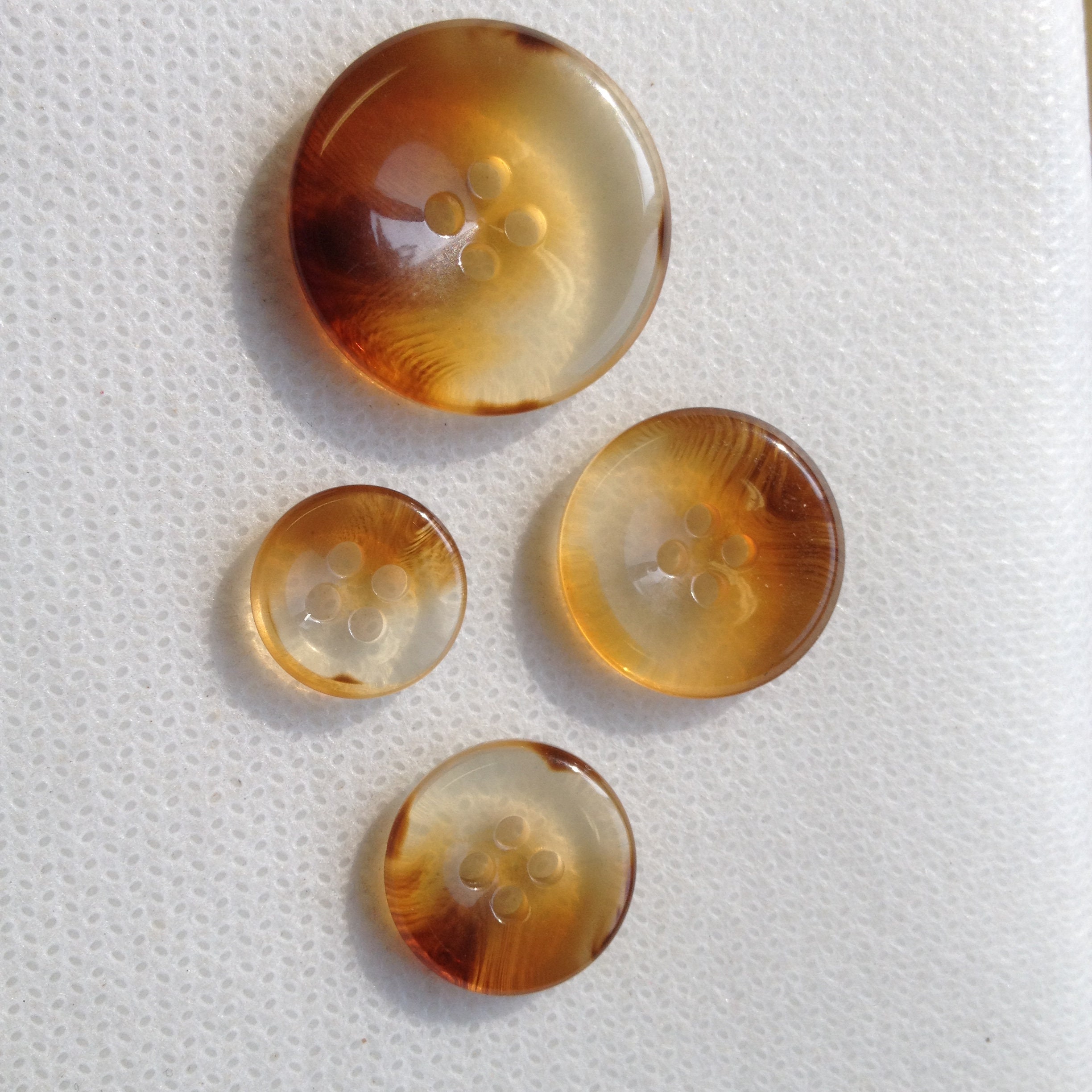 "Bottoni marrone chiaro (marrone), quattro misure disponibili 7/8 \"3/4\" 5/8 \"1/2\" (scegli la dimensione). La dimensione del lotto è di 6 pulsanti, bell"