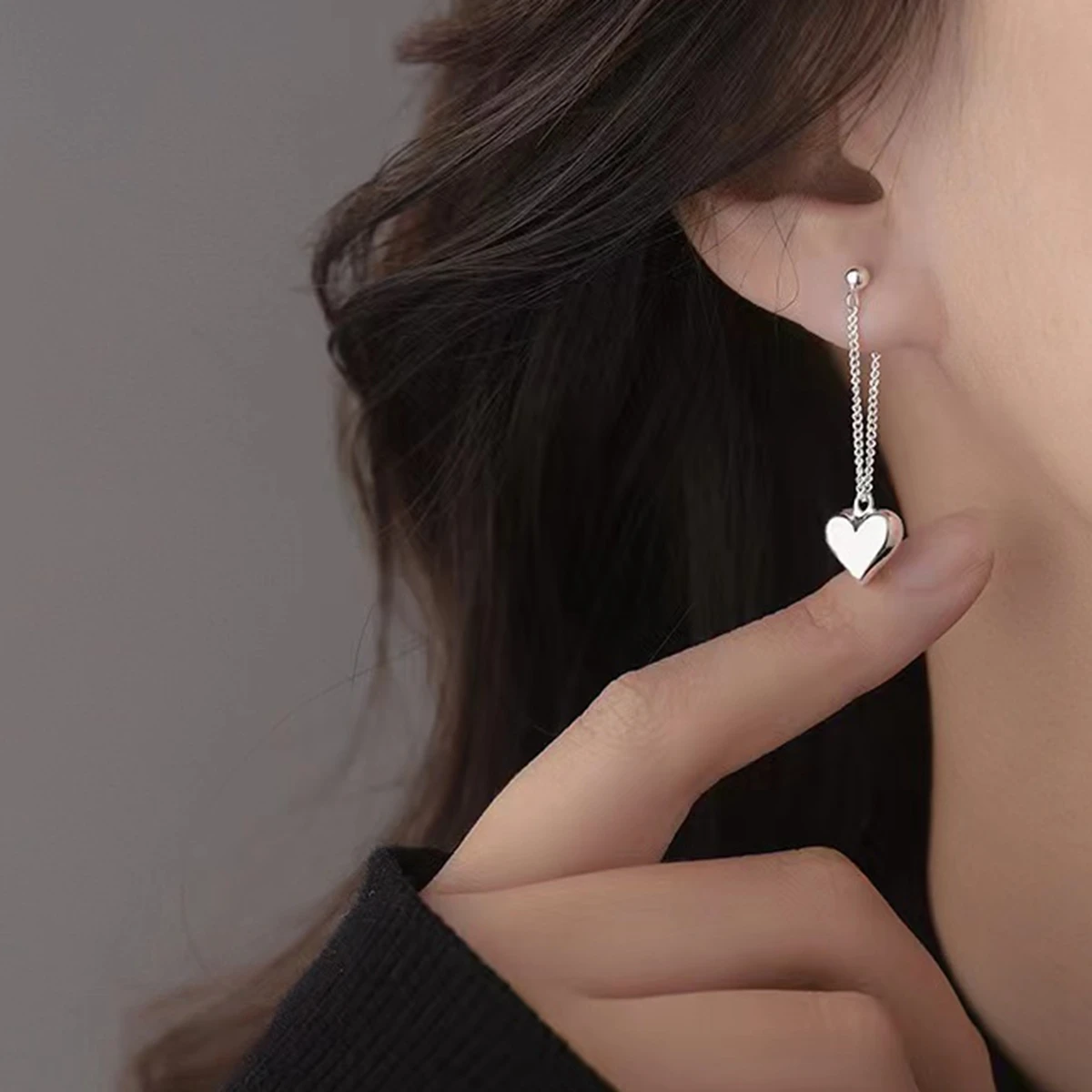 Ein Paar Damenohrringe mit einem pfirsichfarbenen Herzanhänger, der vorne und hinten getragen werden kann, geeignet für den Alltag und den Urlaub Image