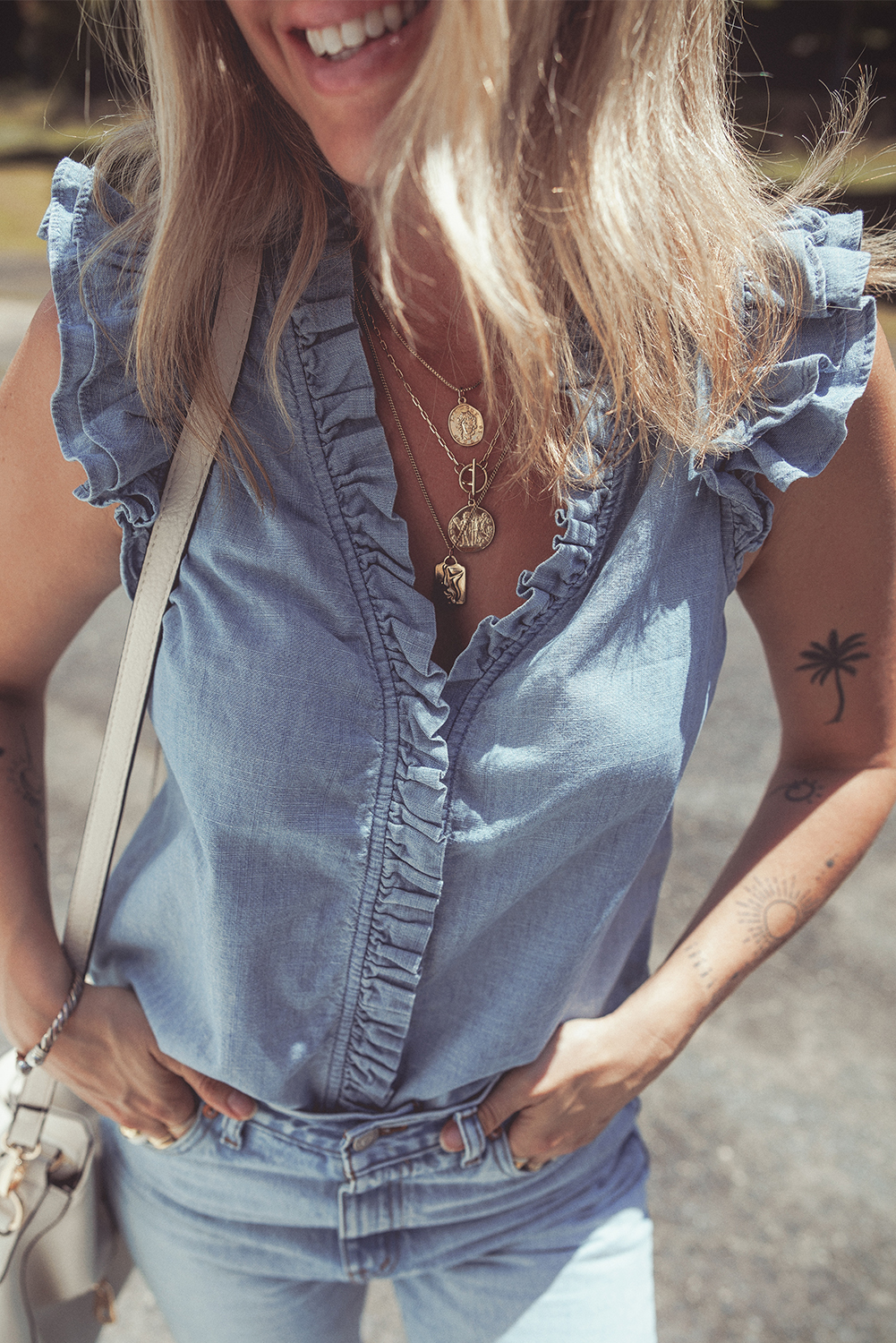 Beau Blau Volantbesetztes V-Ausschnitt Chambray Tanktop Image