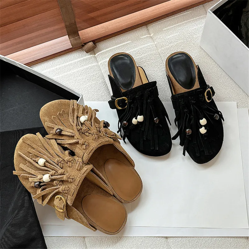 Nuove pantofole estive Pantofole in pelle scamosciata di mucca per le donne Moda Decorazione nappa Muli Punta tonda Tacchi bassi Copri punta Pantofole Sandali