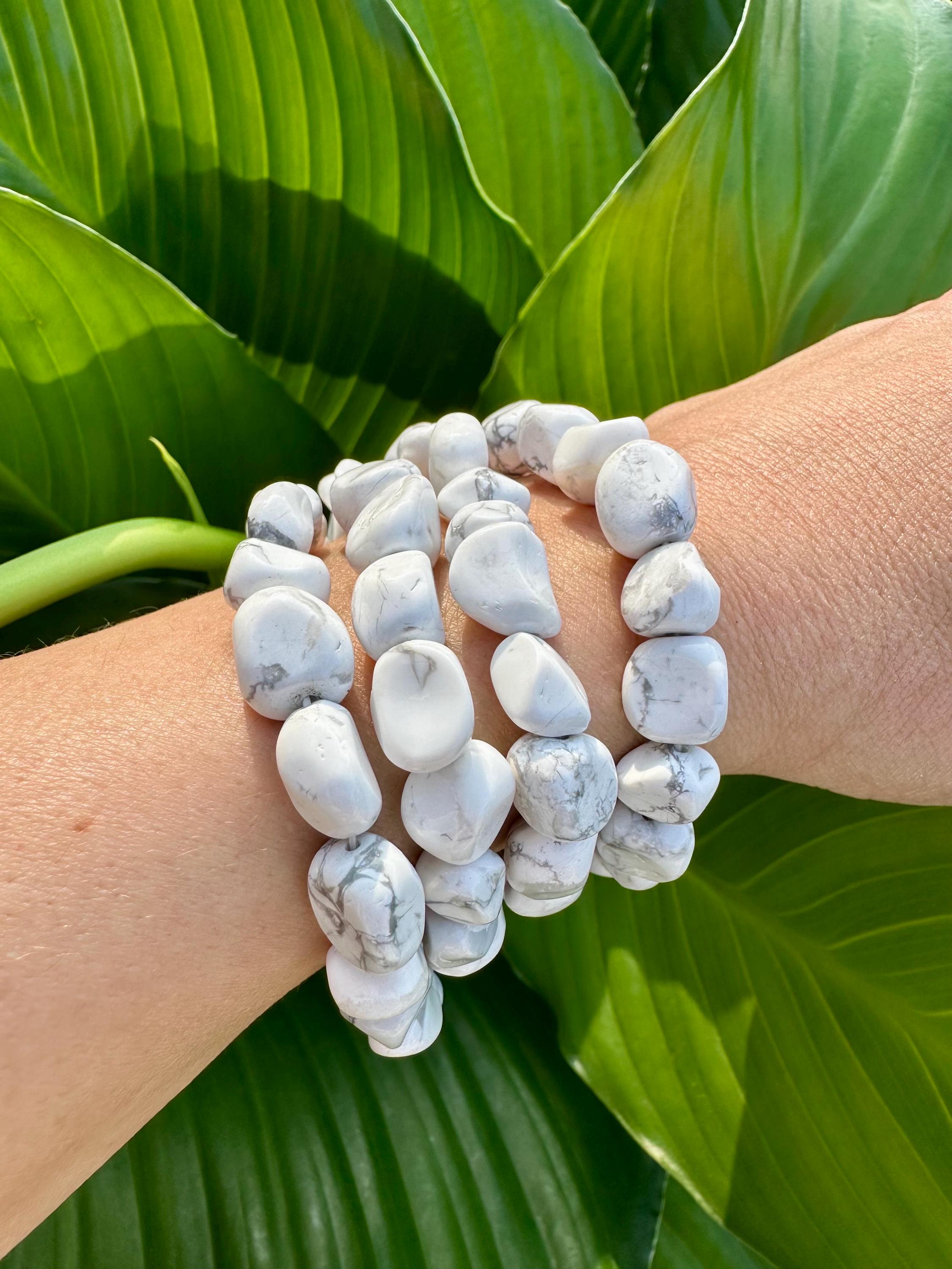 Bracciale in howlite, bracciale elastico in howlite burattata, bracciale con perline di cristallo naturale, bracciale con pietre preziose lucidate, qu