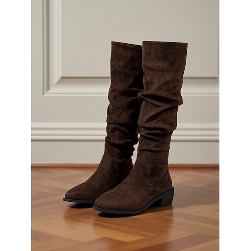 Damenstiefel aus mokkabraunem Wildleder mit kniehohen Slouch-Stiefeln und einzigartig geformten Absätzen, minimalistisches Schuhwerk im urbanen Stil Image