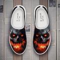 Sneakers slip-on da uomo in rete con stampa di teschi infuocati: scarpe casual per Halloween, adatte a feste, viaggi e uso quotidiano