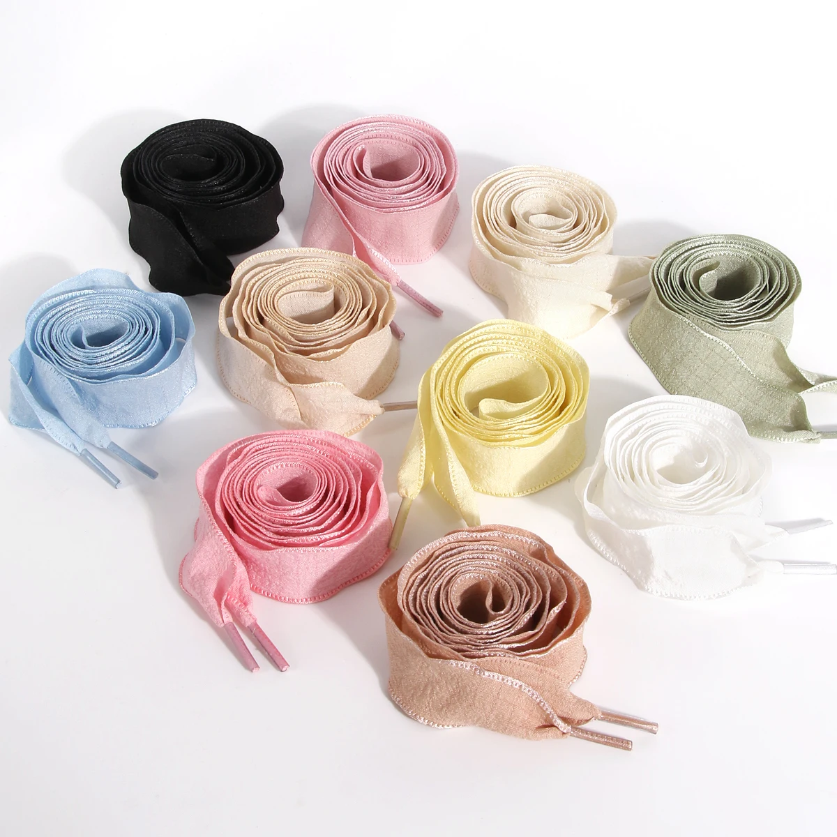 2,5 cm breiter, einlagiger Schnürsenkel mit Rüschen und Fischschwanz-Volant in buntem, schwarz-weißem, gewelltem Rand Image